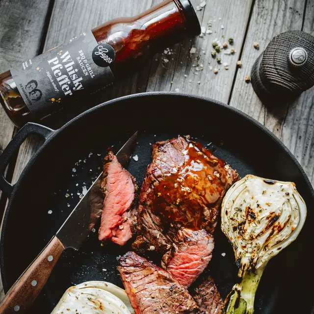 Herzhafte Whisky Pfeffer Sauce zu saftigem Steak