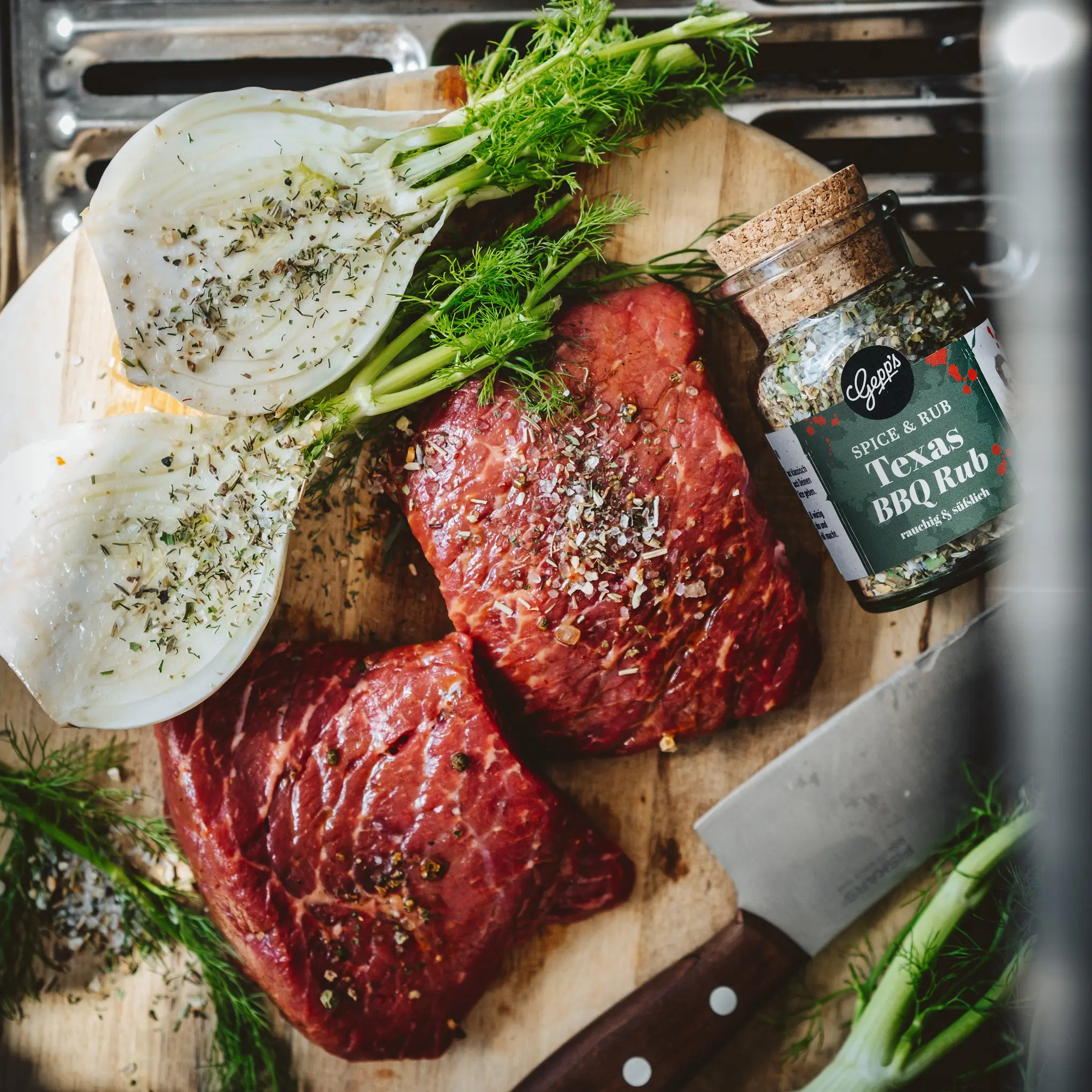 Fleisch und Fenchel gewuerzt auf Brett