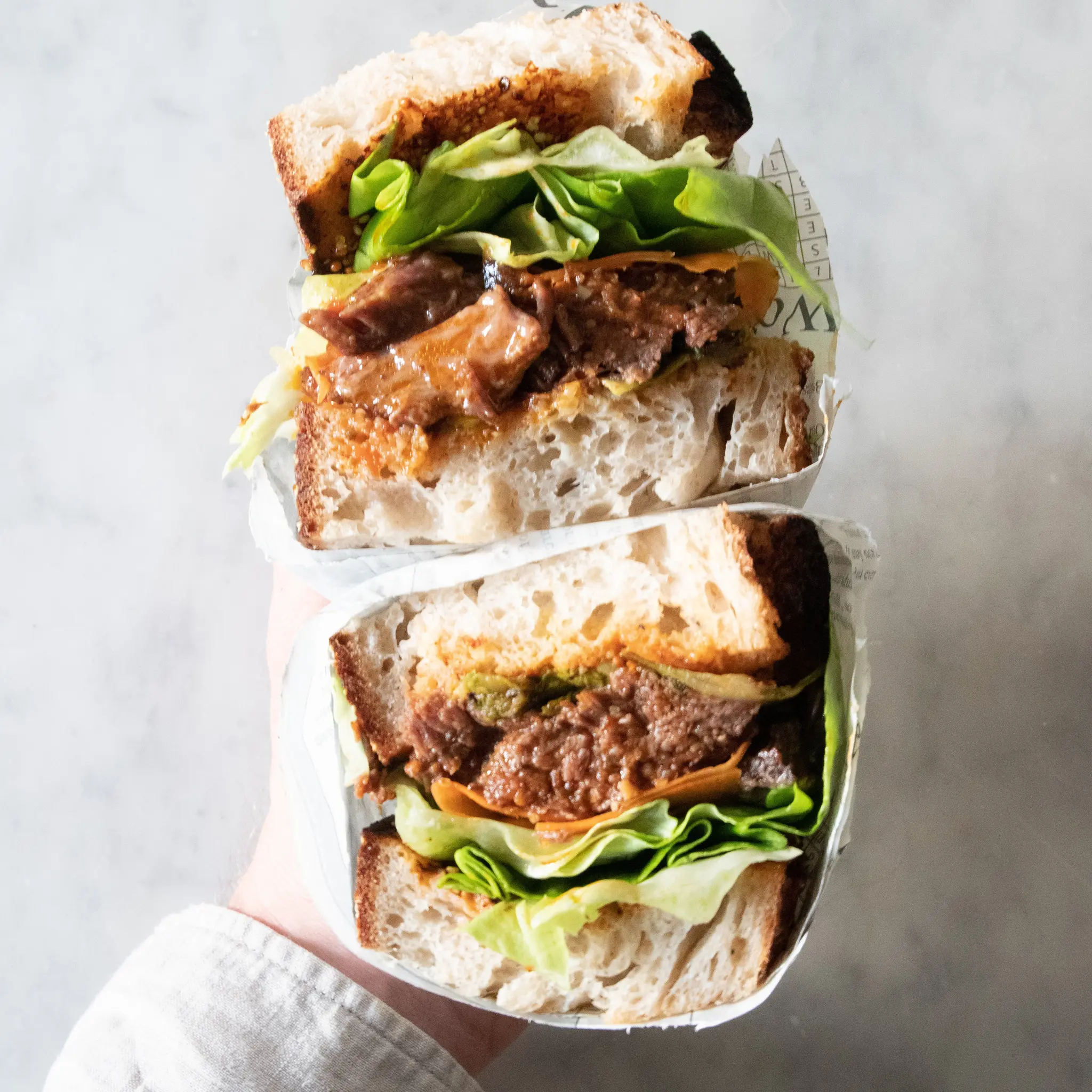 Steak Sandwich mit Zitronengras Curry Sauce