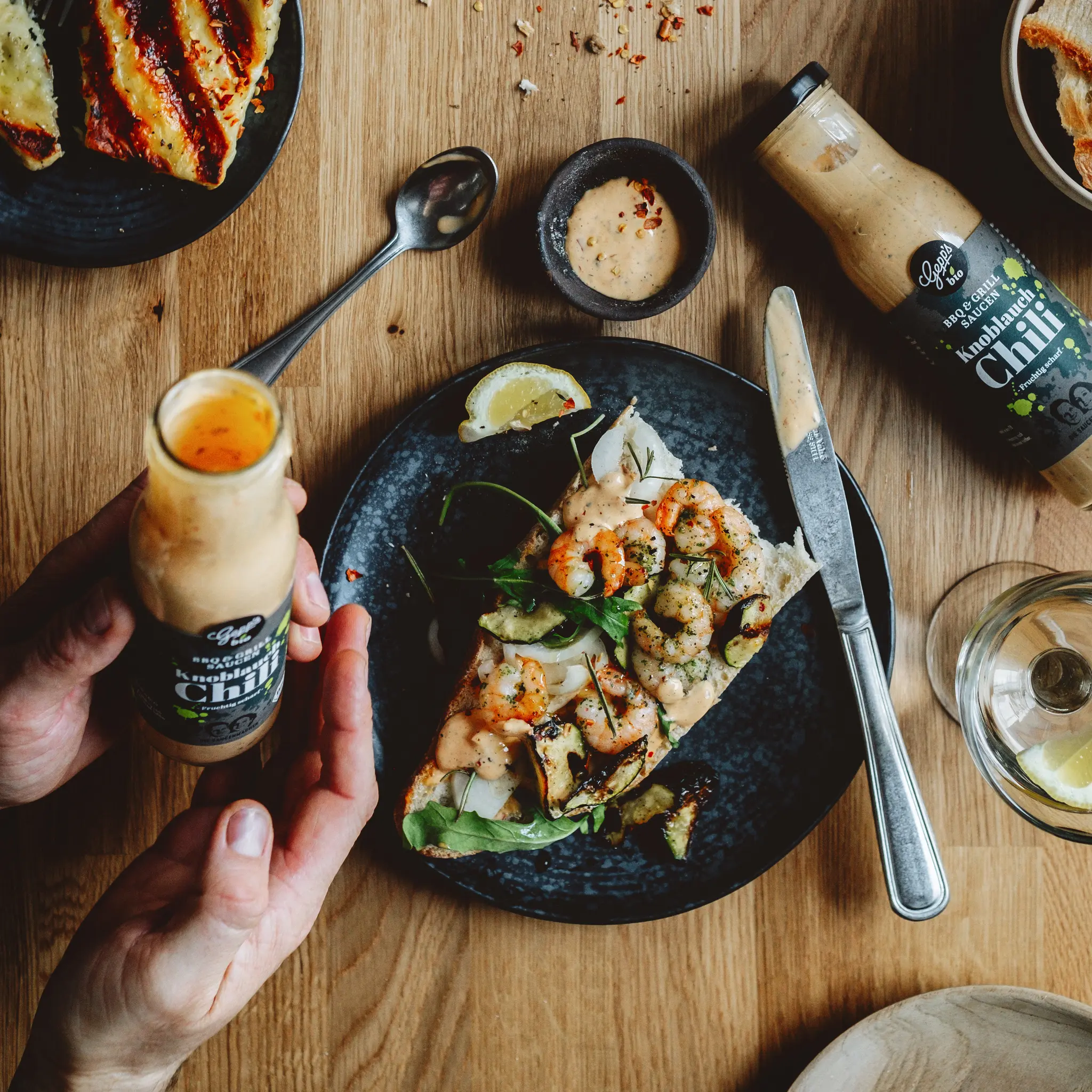 Pikante Knoblauch Chili Sauce zu gegrillten Garnelen