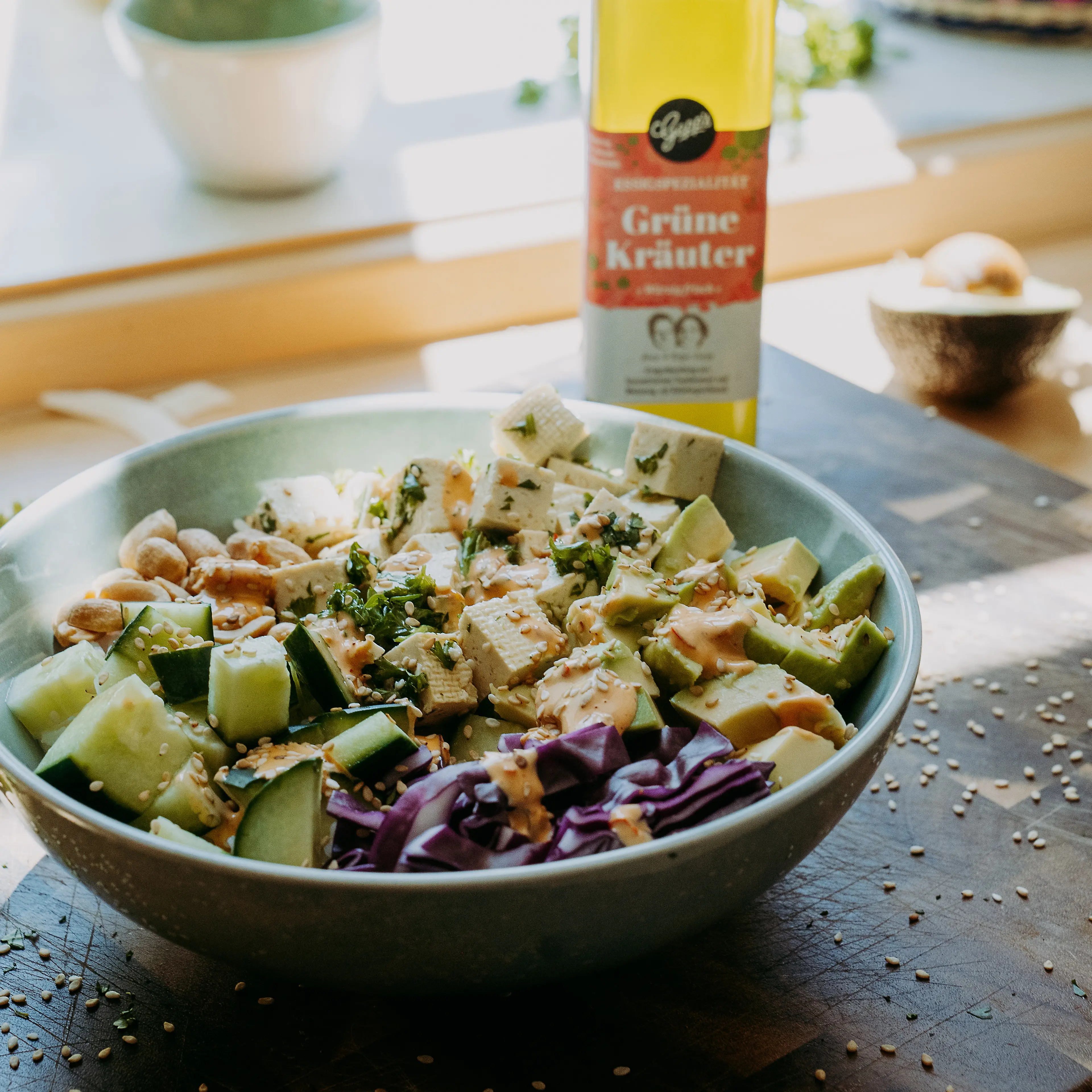 Bunter Salat mit Essigspezialitaet Gruene Kraeuter