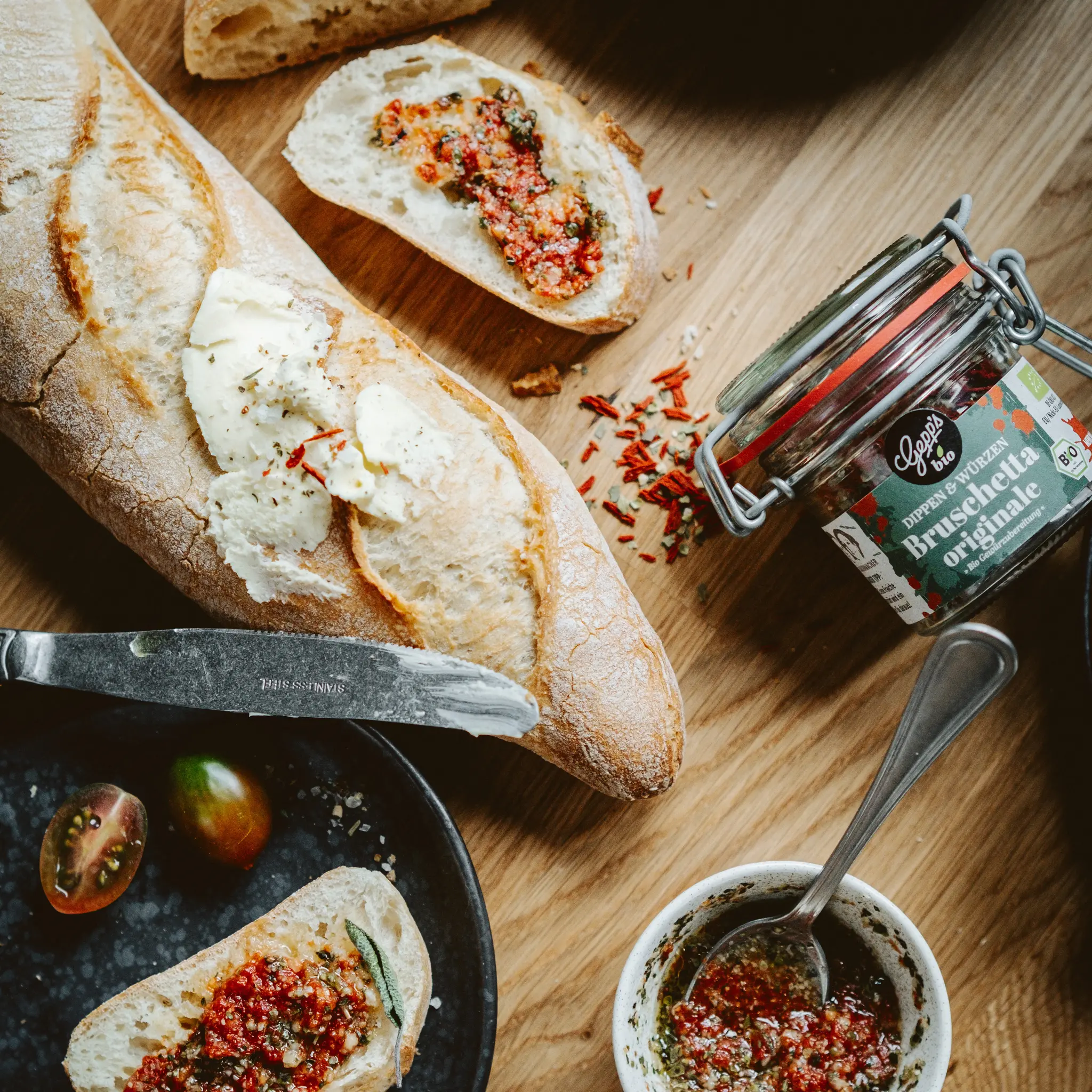 Frisches Baguette mit koestlichem Bruschetta Dip