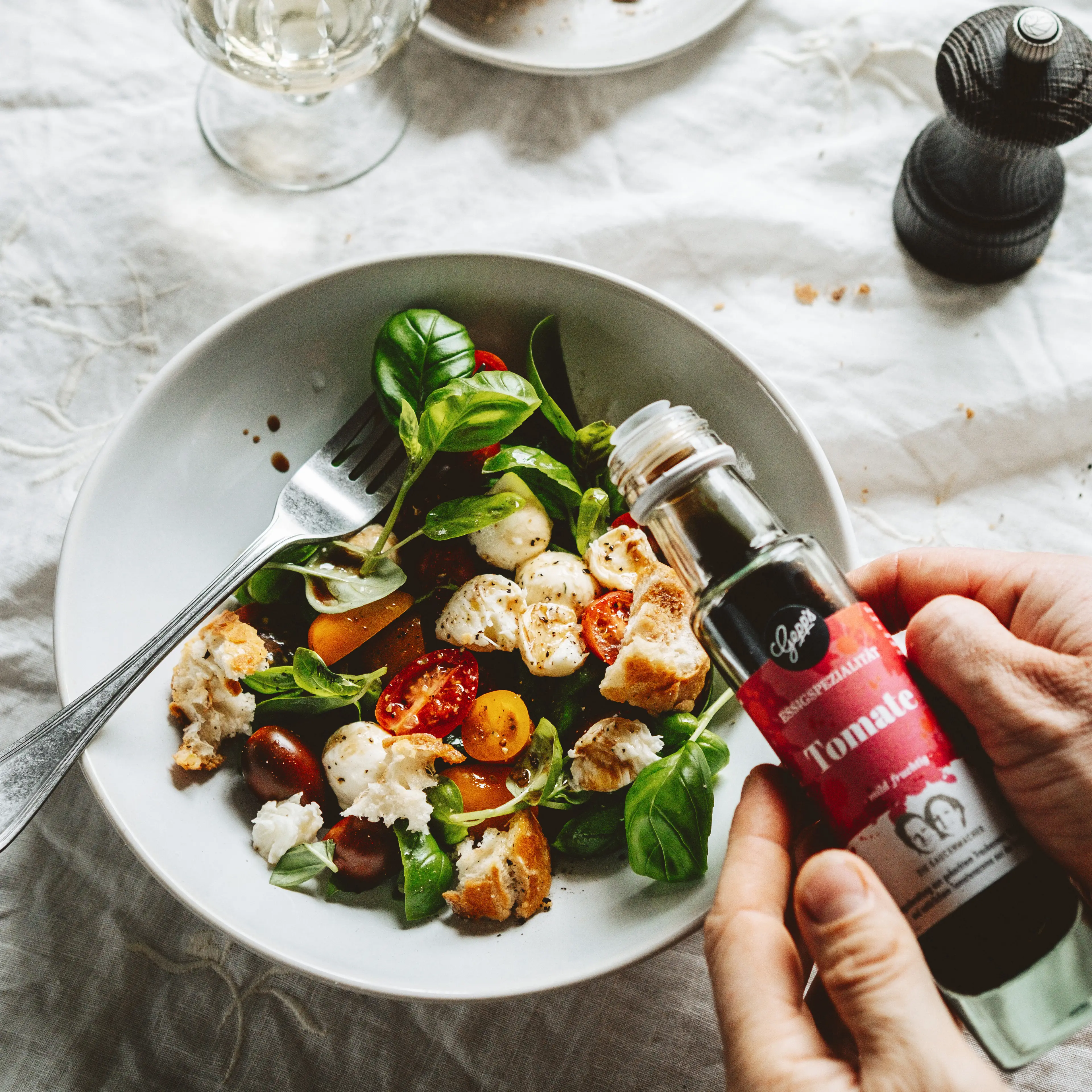 Bunter Salat mit Mozzarella und feiner Essigzubereitung Tomate