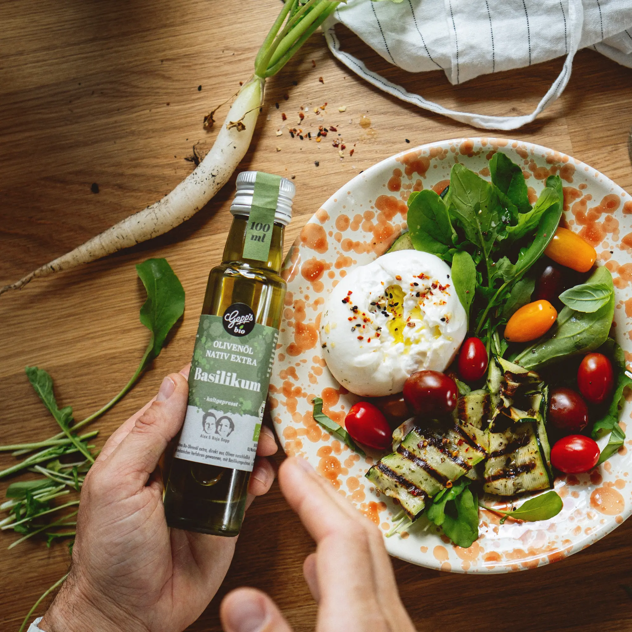 Cremige Burrata auf Salat mit Olivenoel Basilikum