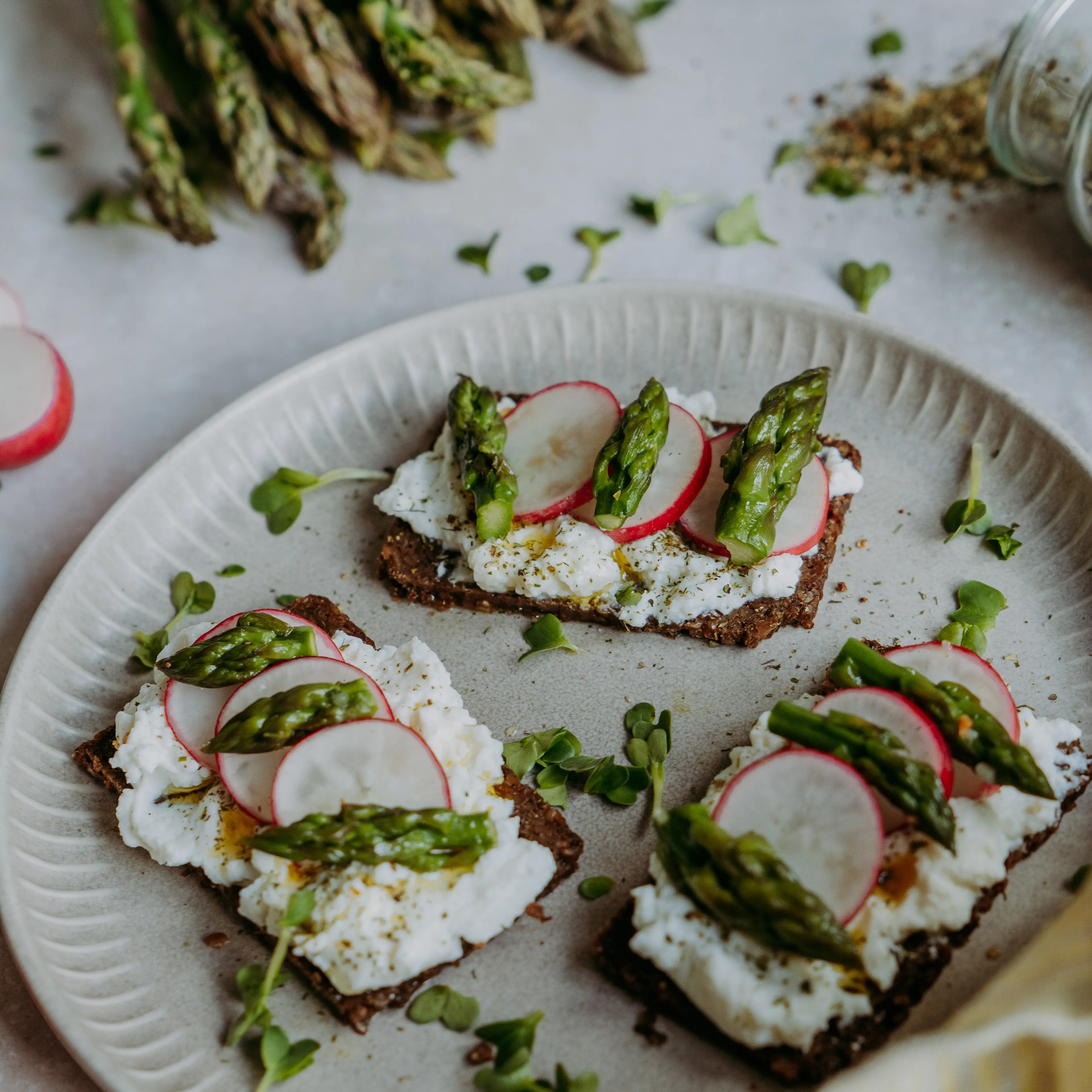 Fruehlingsschnittchen mit Gemuese und Spargelgewuerz