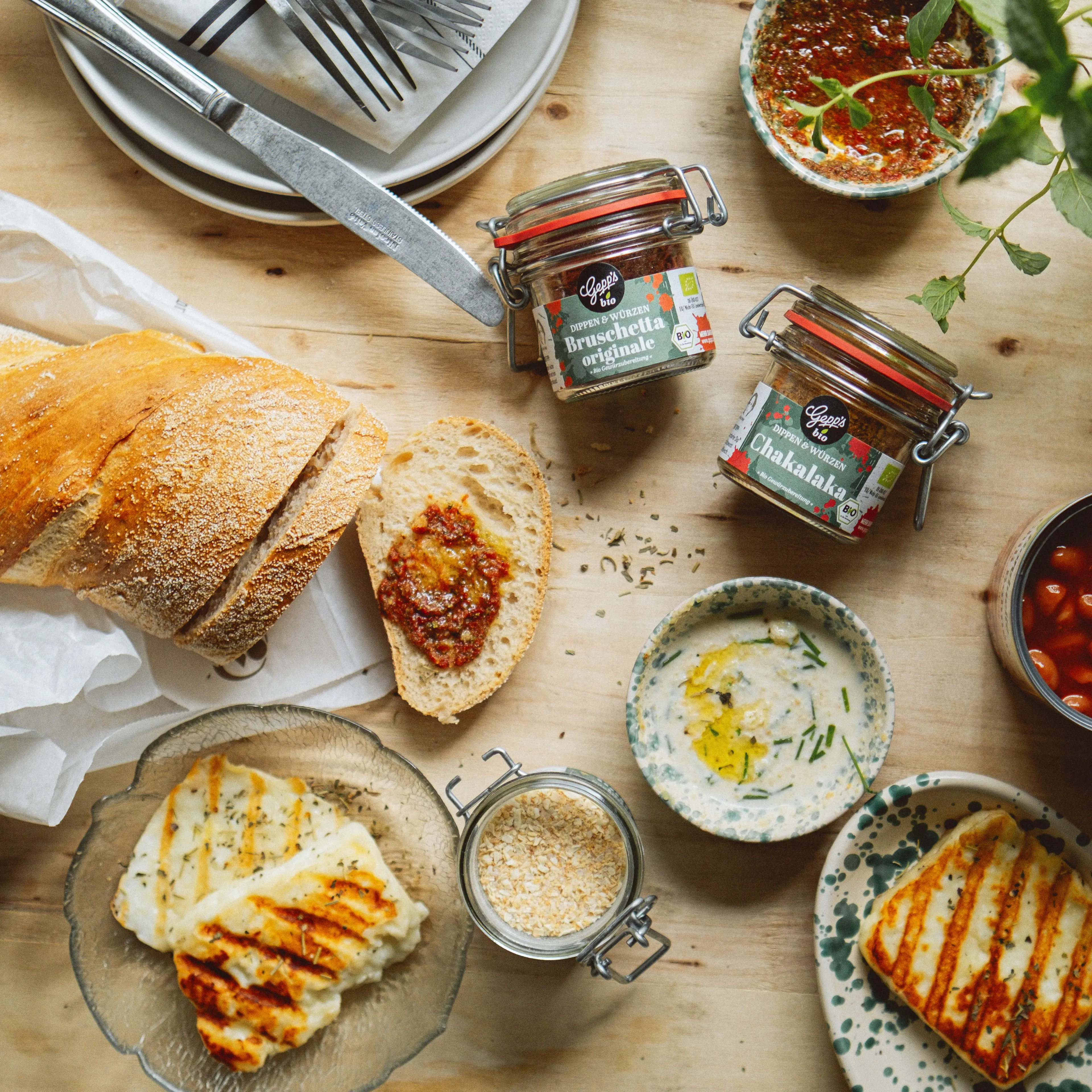 Frisches Baguette mit wuerzigen Dips