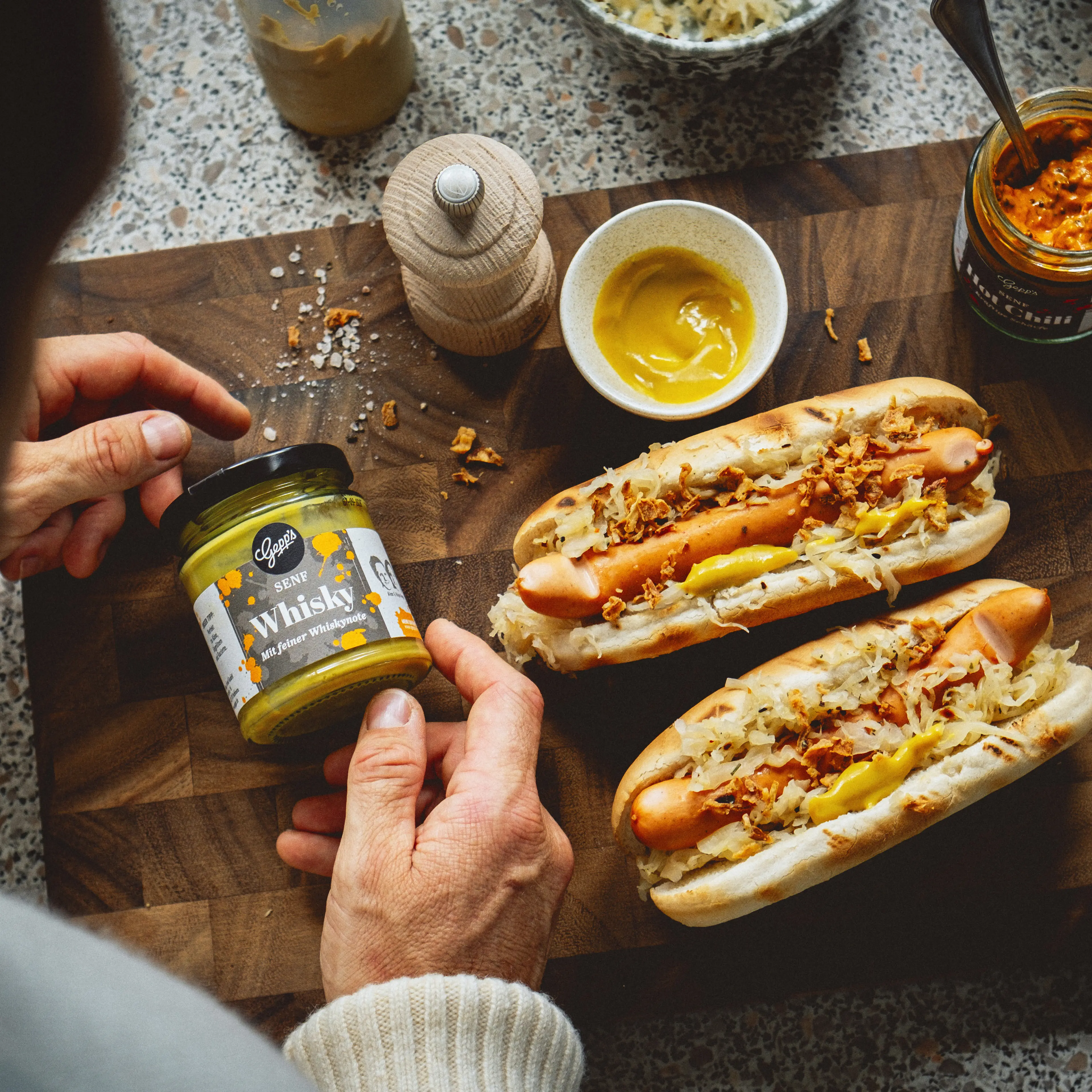 Leckere Hotdogs mit Senf Whisky