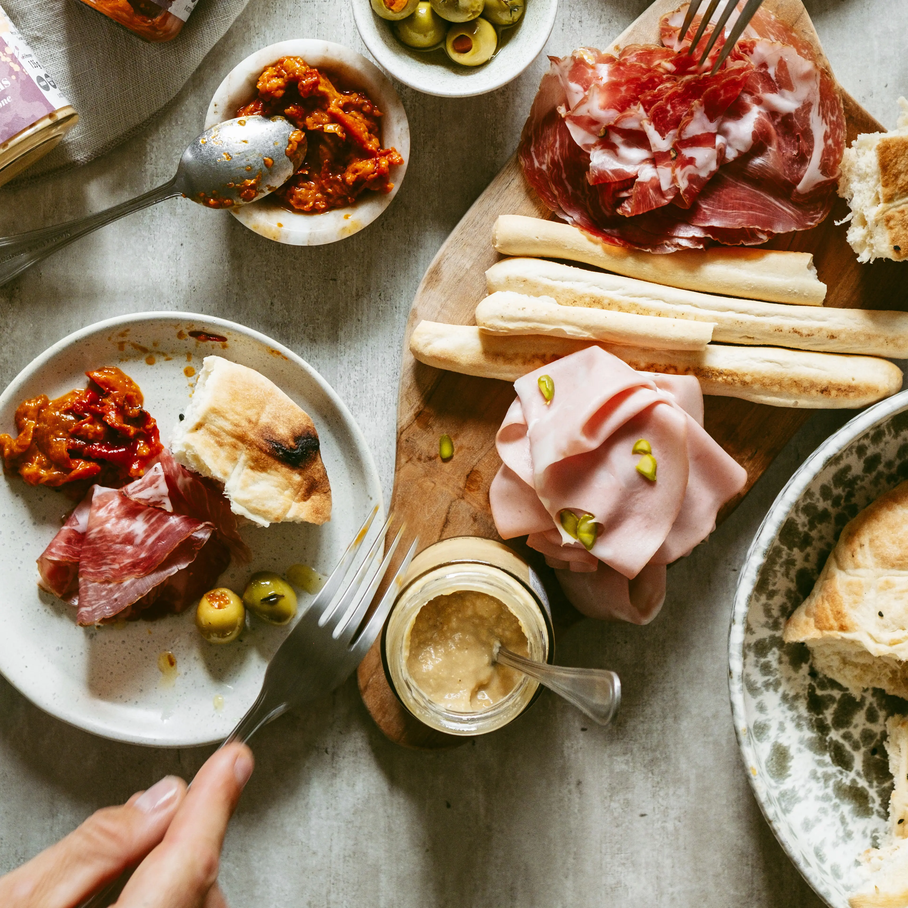 Knusprige Grissini zu Antipasti