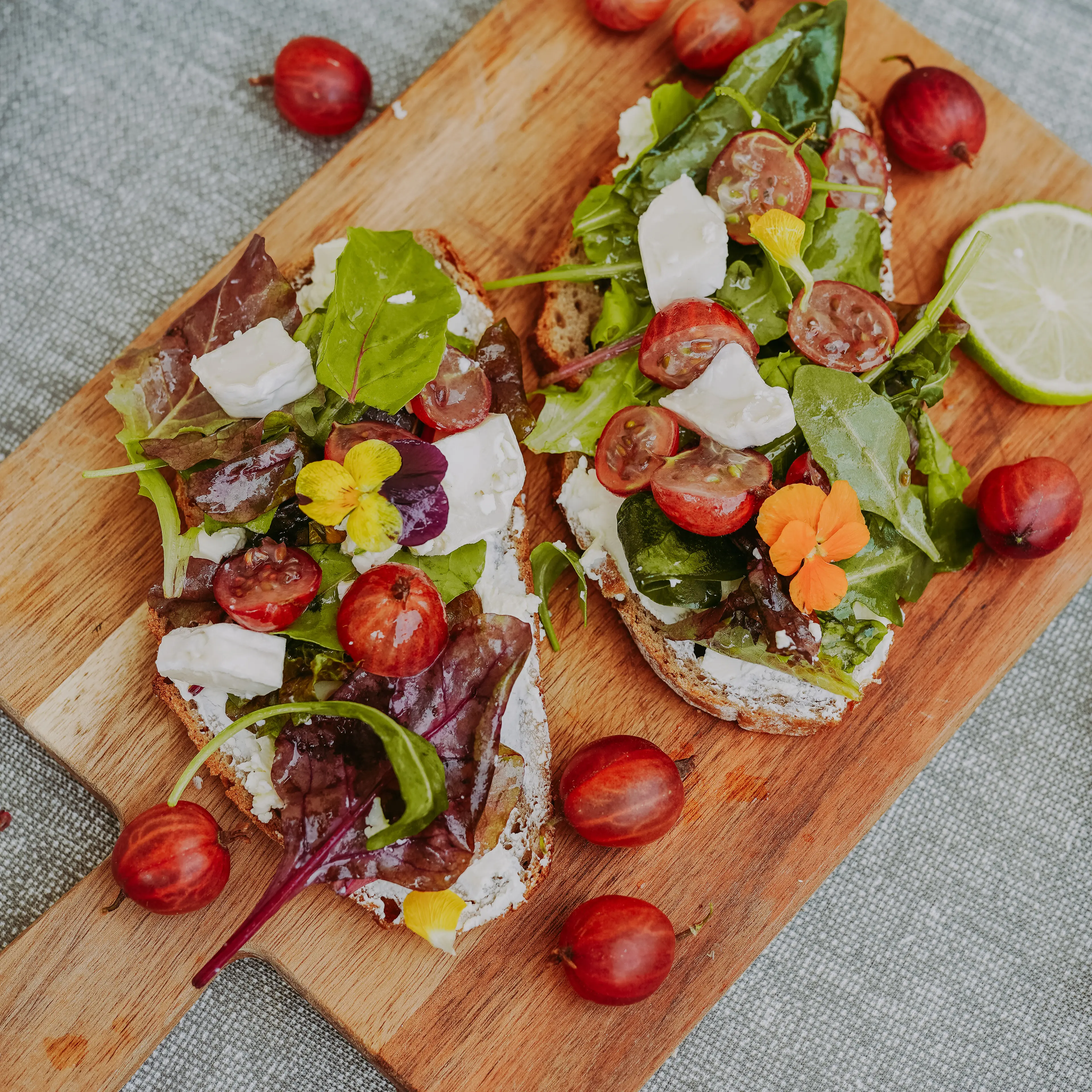 Bunt belegtes Brot mit Salat Ziegenkaese und Essigspezialitaet Limoncino
