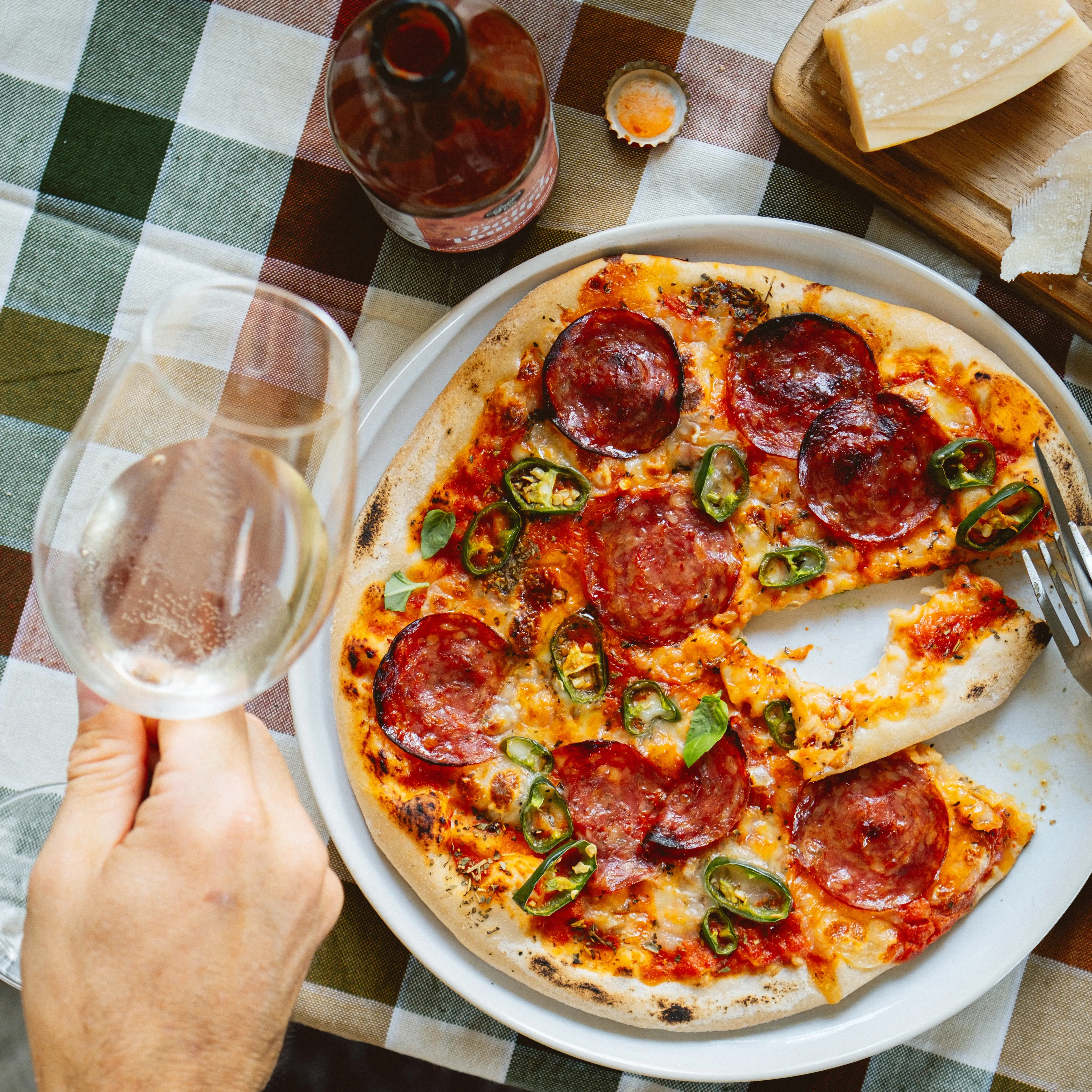 Hausgemachte Pizza mit Salami
