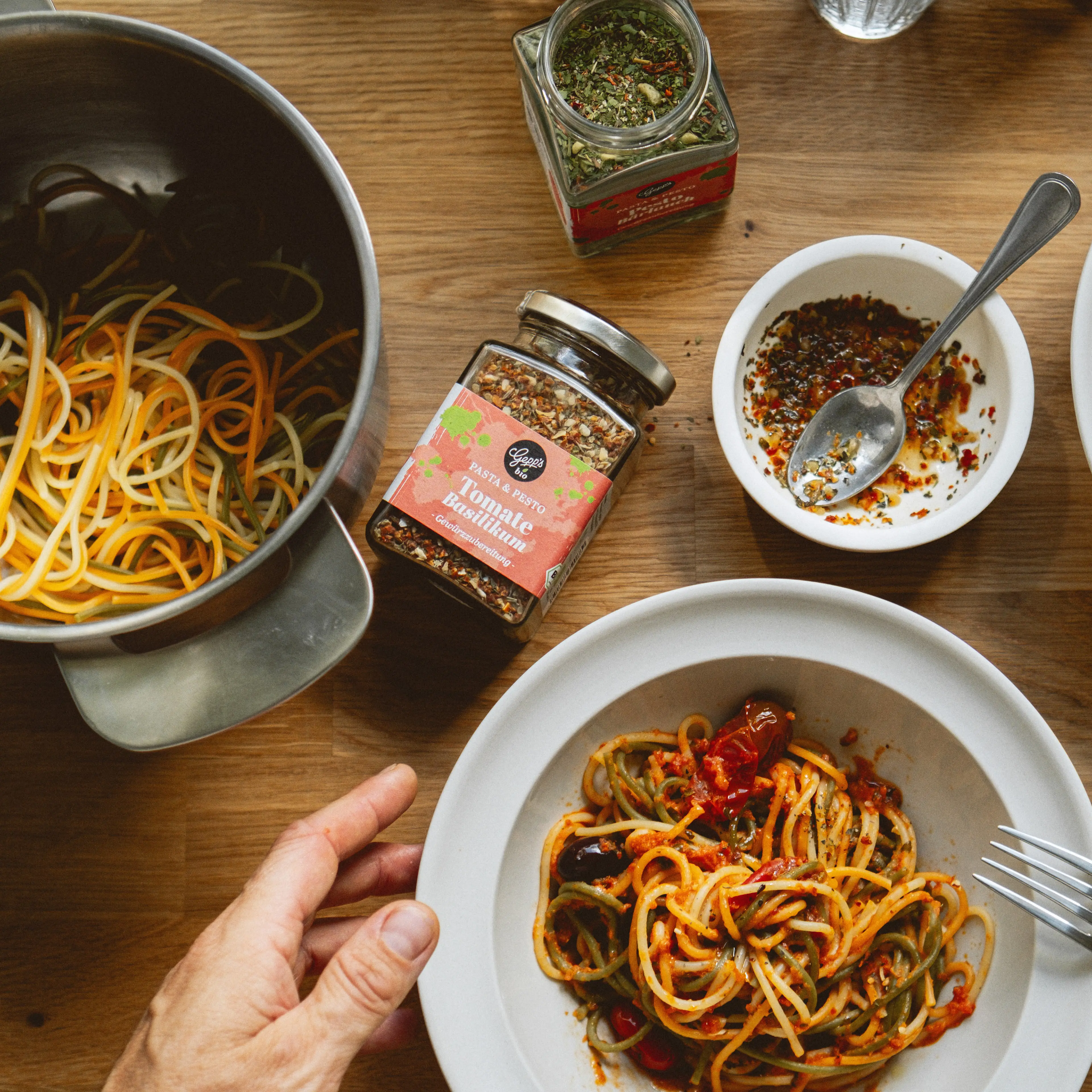 Koestliche Pesto Mischung Tomate und Basilikum zu Spaghetti