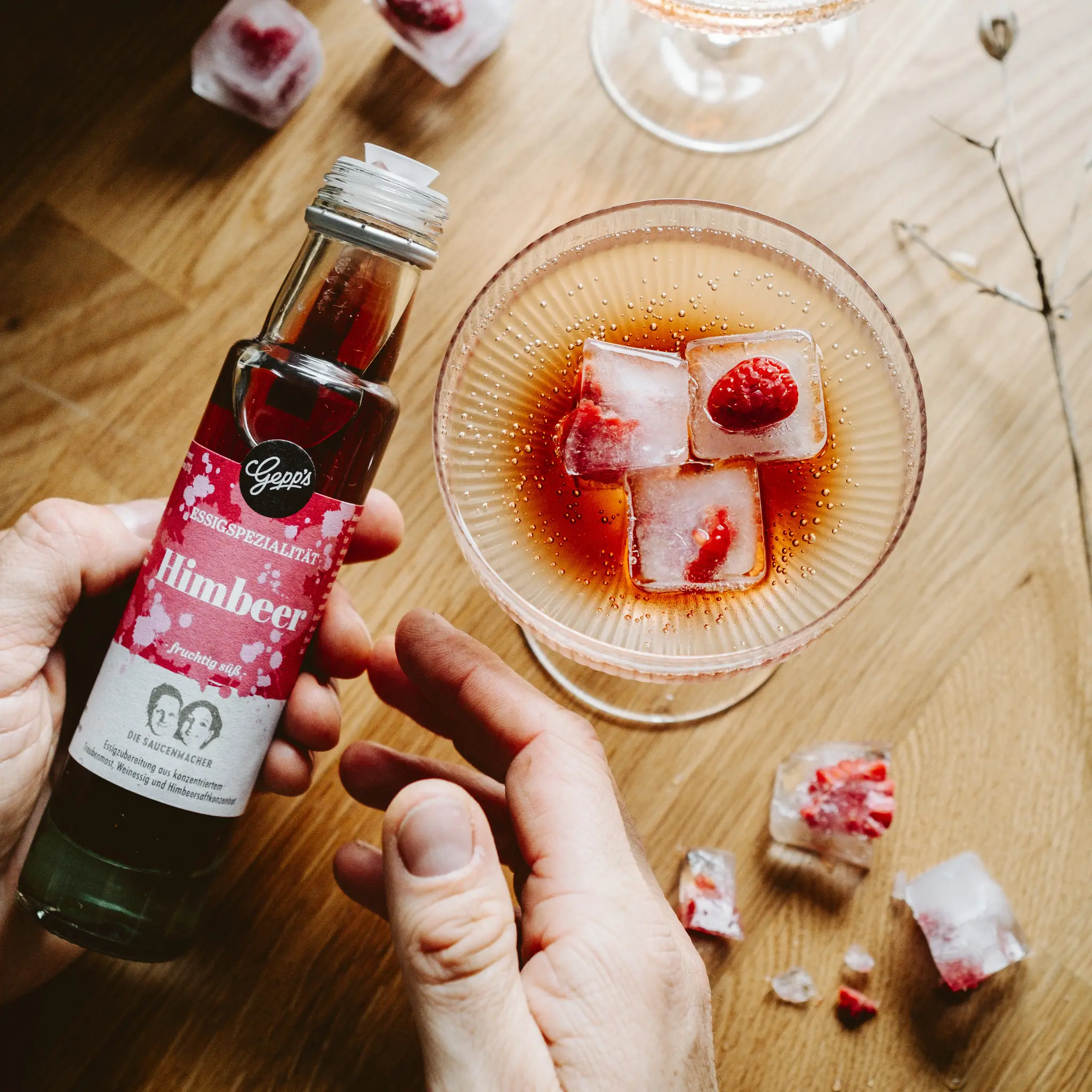 Aperitiv mit Bio Essigspezialitaet Himbeer