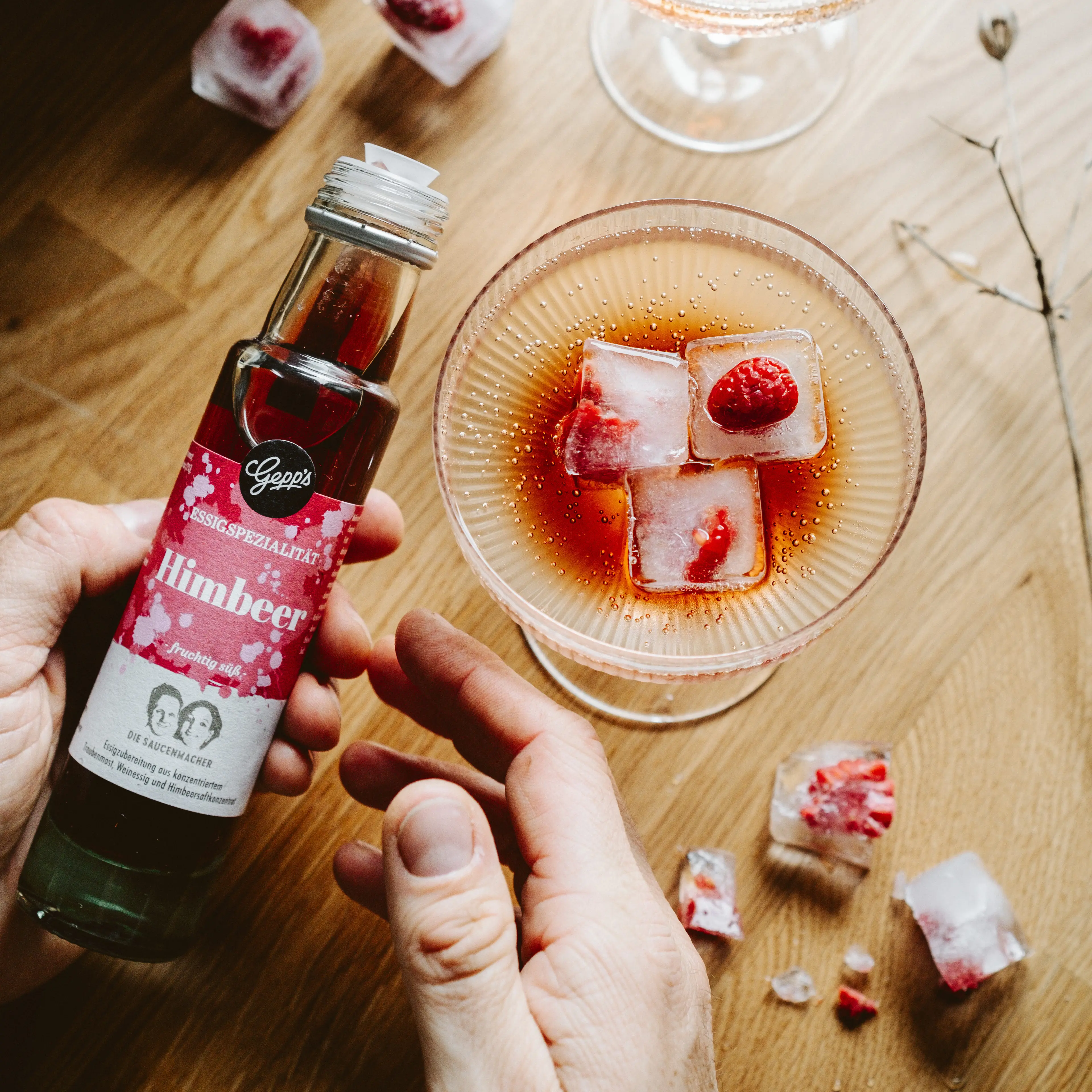 Aperitiv mit Bio Essigspezialitaet Himbeer