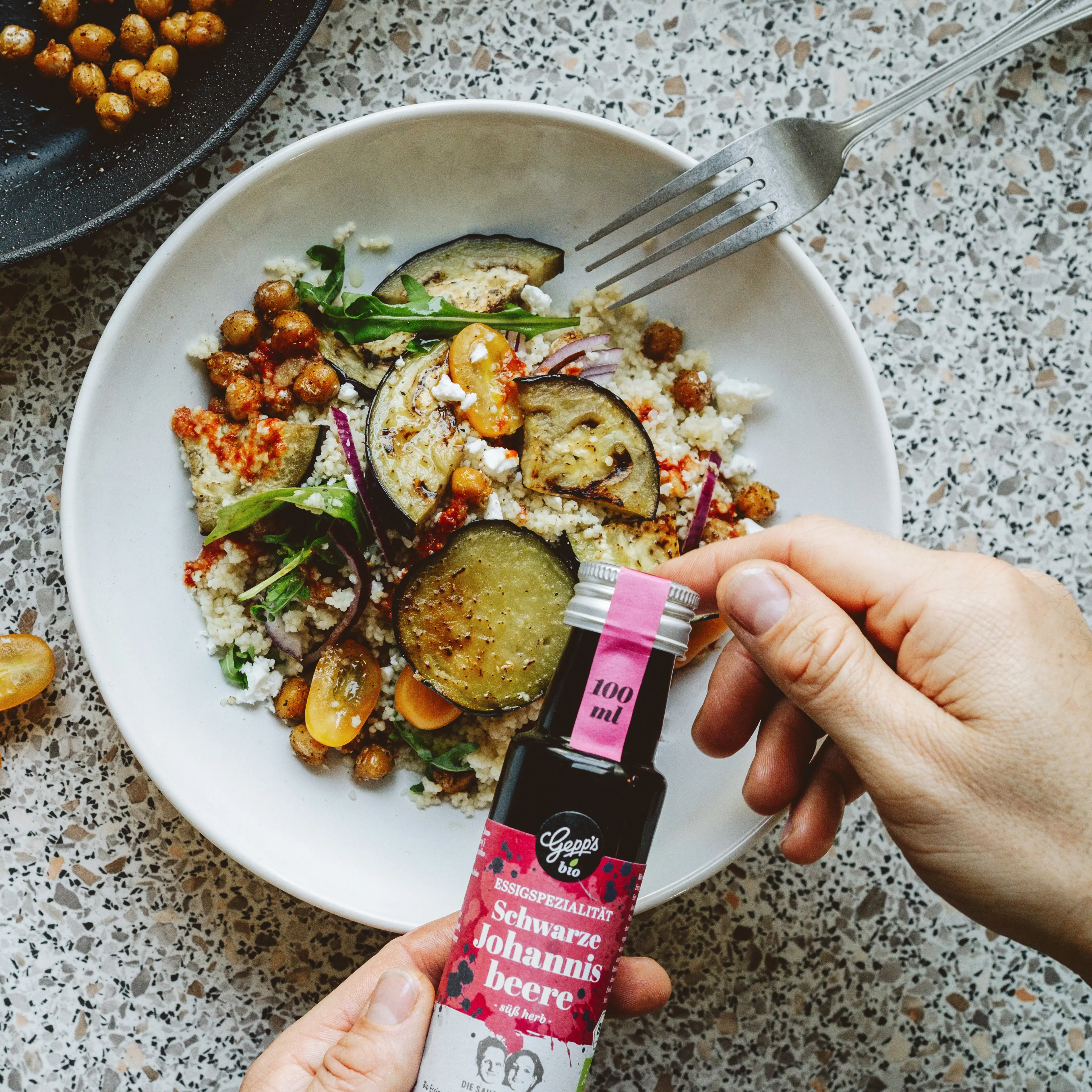 Salat mit Bio Essigspezialitaet schwarze Johannisbeere