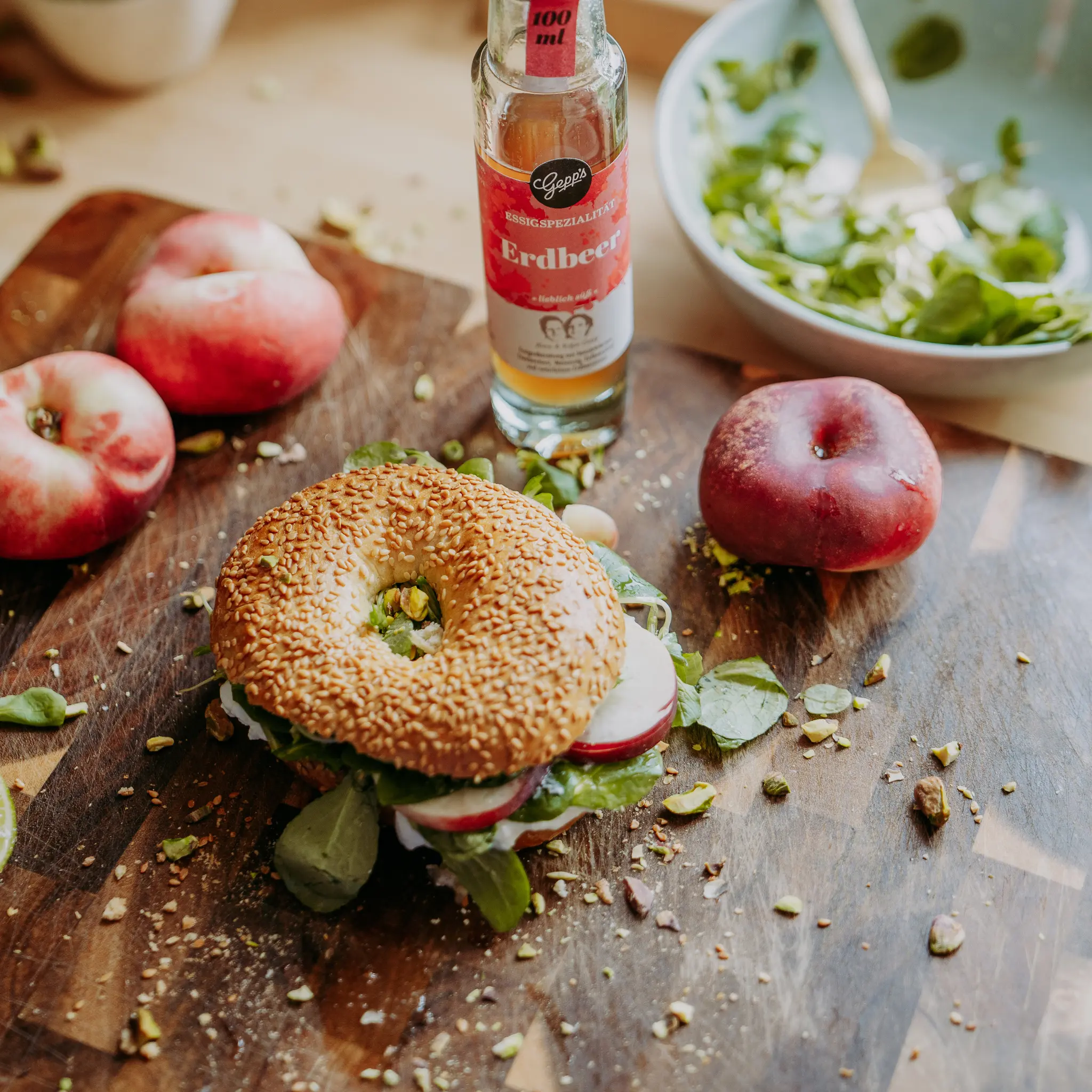 Bagel belegt mit Pfirsich und Feldsalat