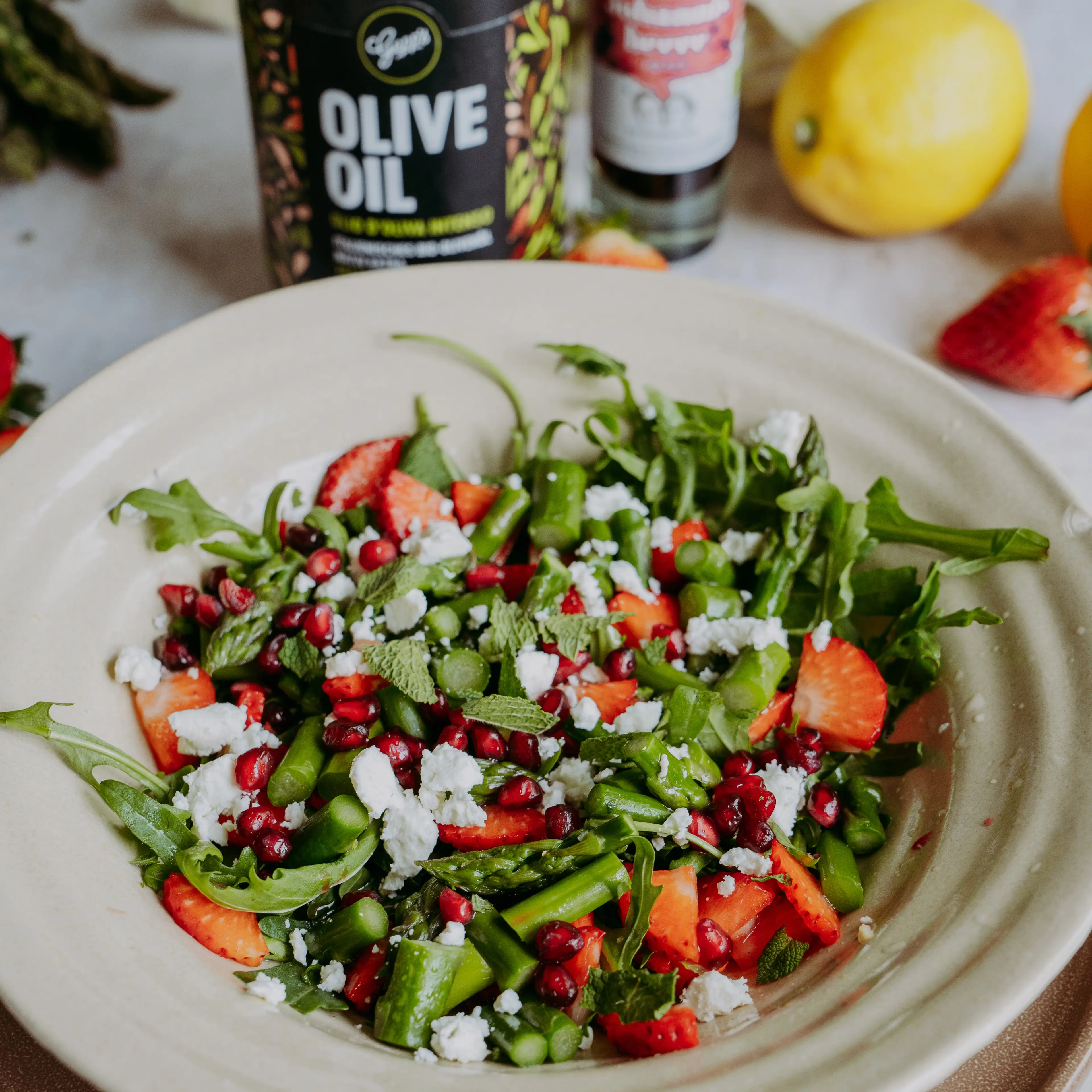 Italienisches Olivenoel in einem frischen gemischten Salat