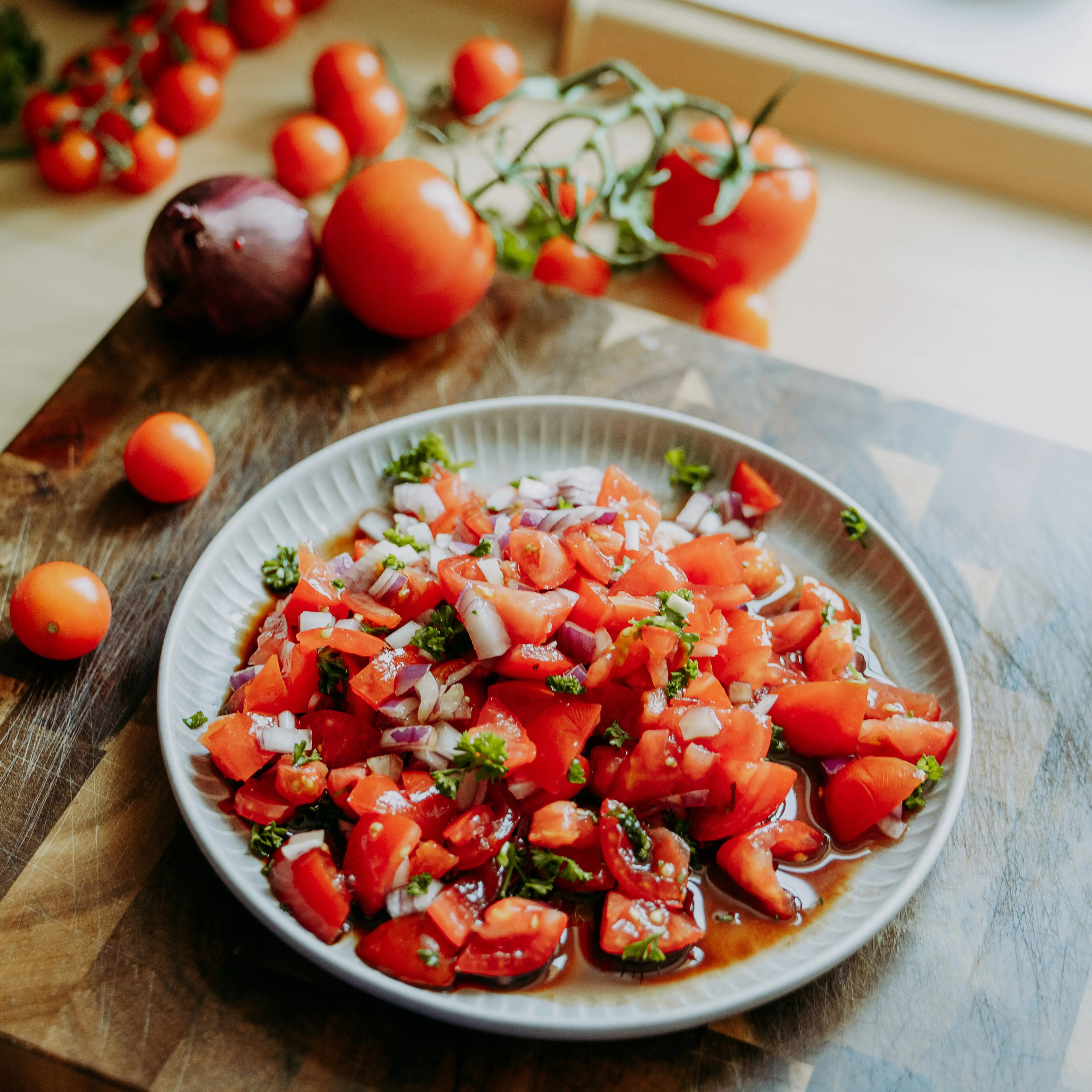 Spanisches Olivenoel in einem würzigen Tomatensalat