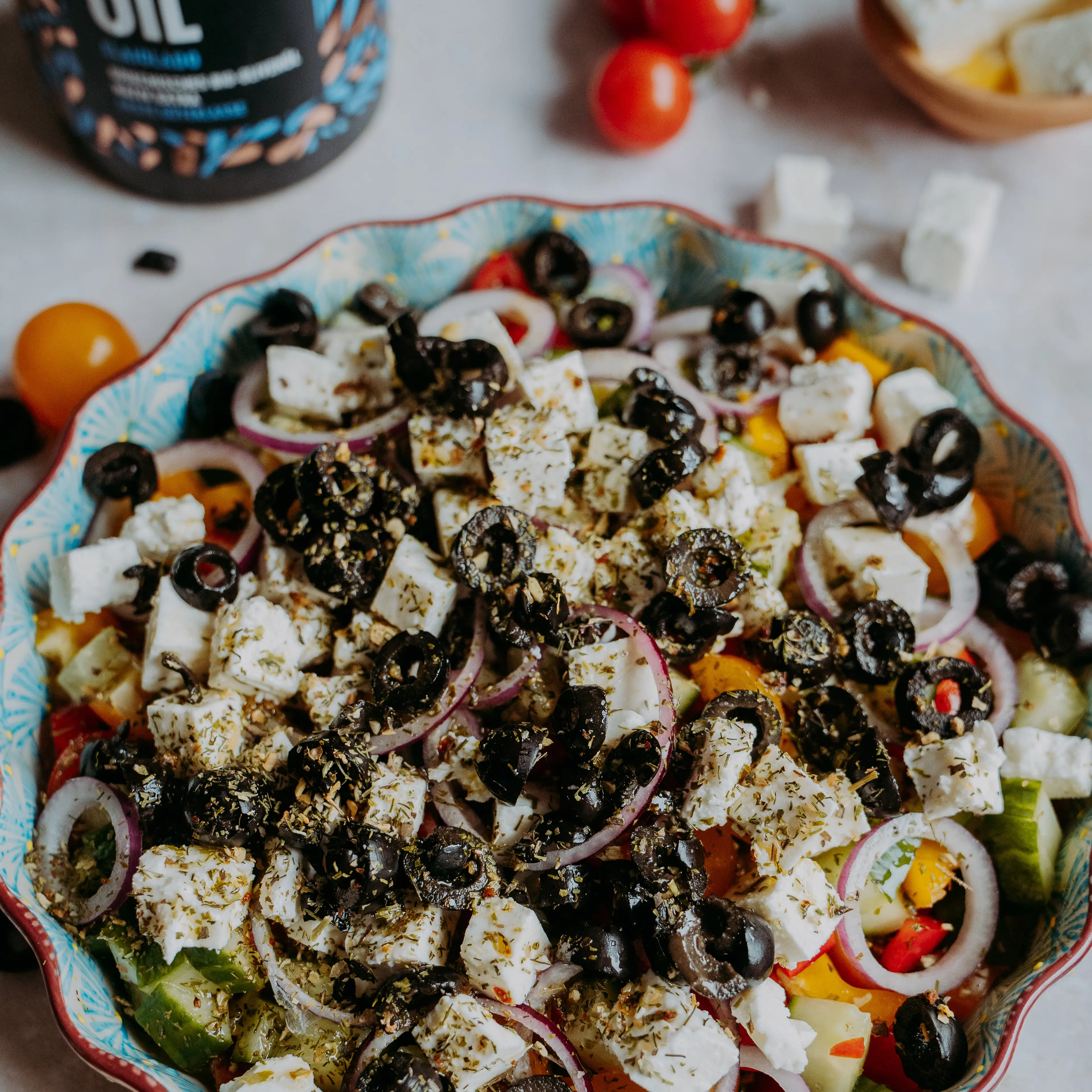 Griechisches Olivenoel auf einem griechischen Bauernsalat mit Feta