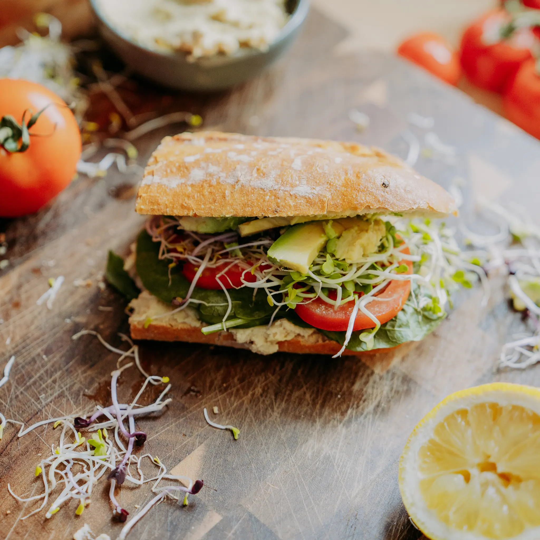 Sandwich mit Gemuese und Sprossen belegt