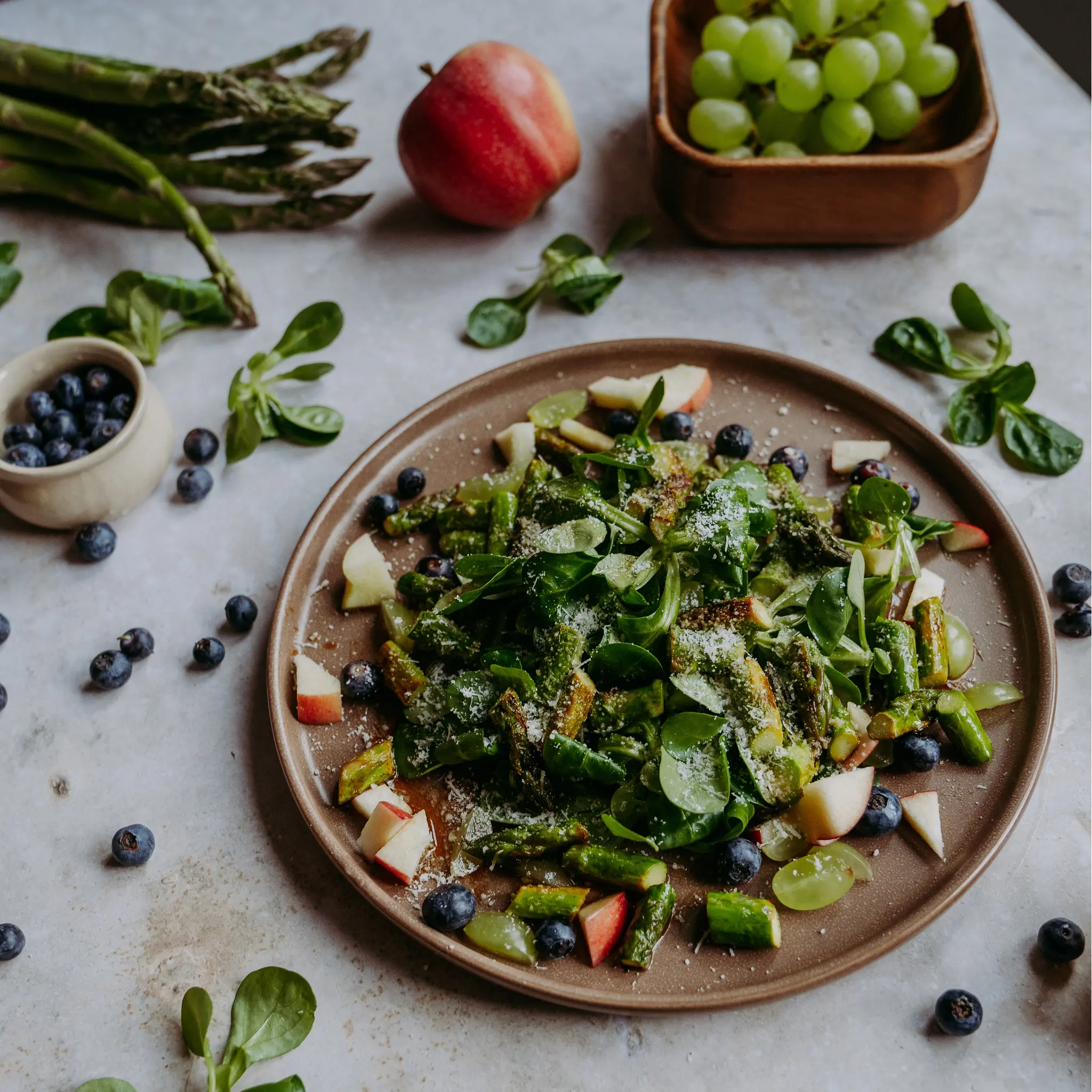 Fruchtiger Feldsalat mit Steirischem Kuerbiskernoel
