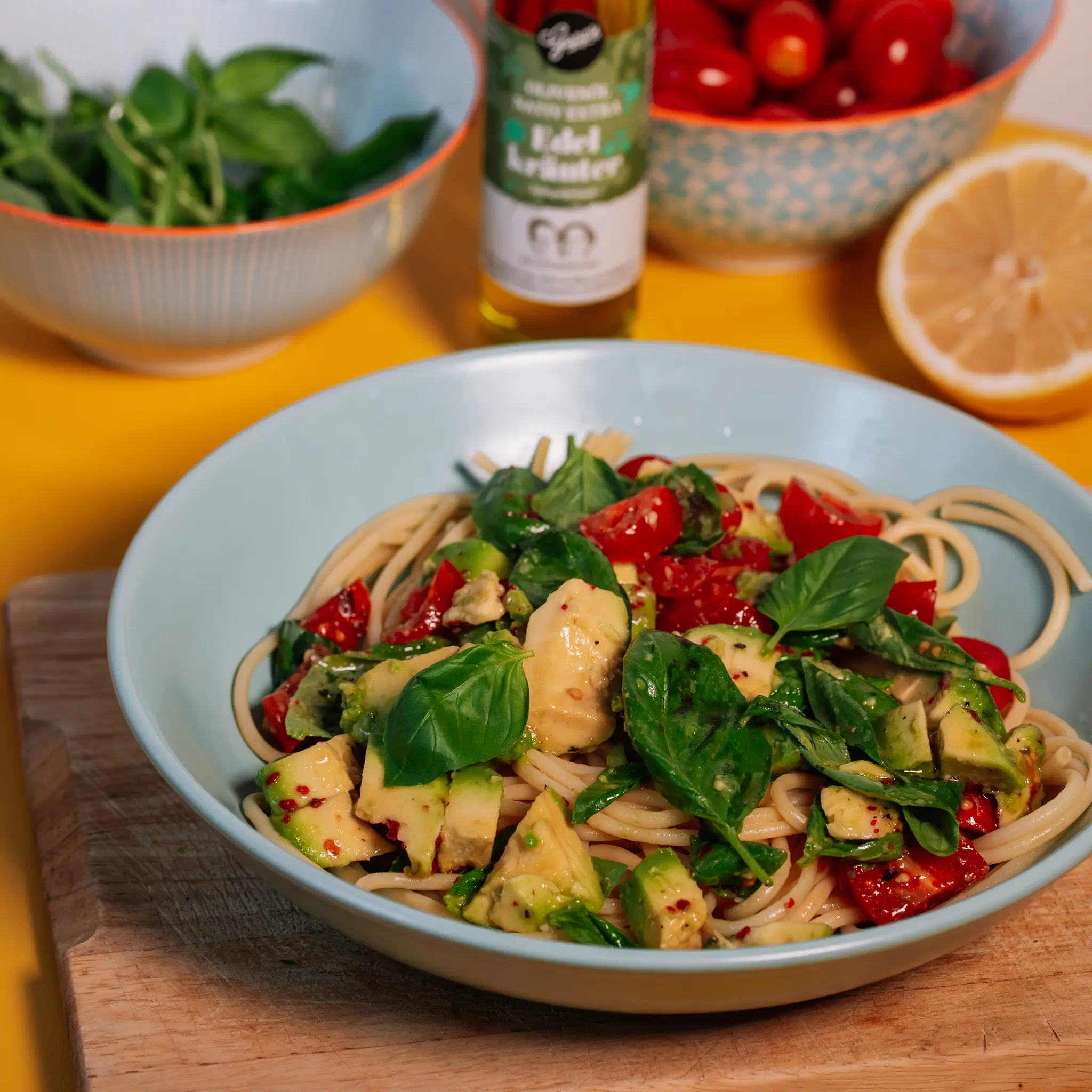 Pasta mit Avocado und Olivenoel mit Edelkraeutern