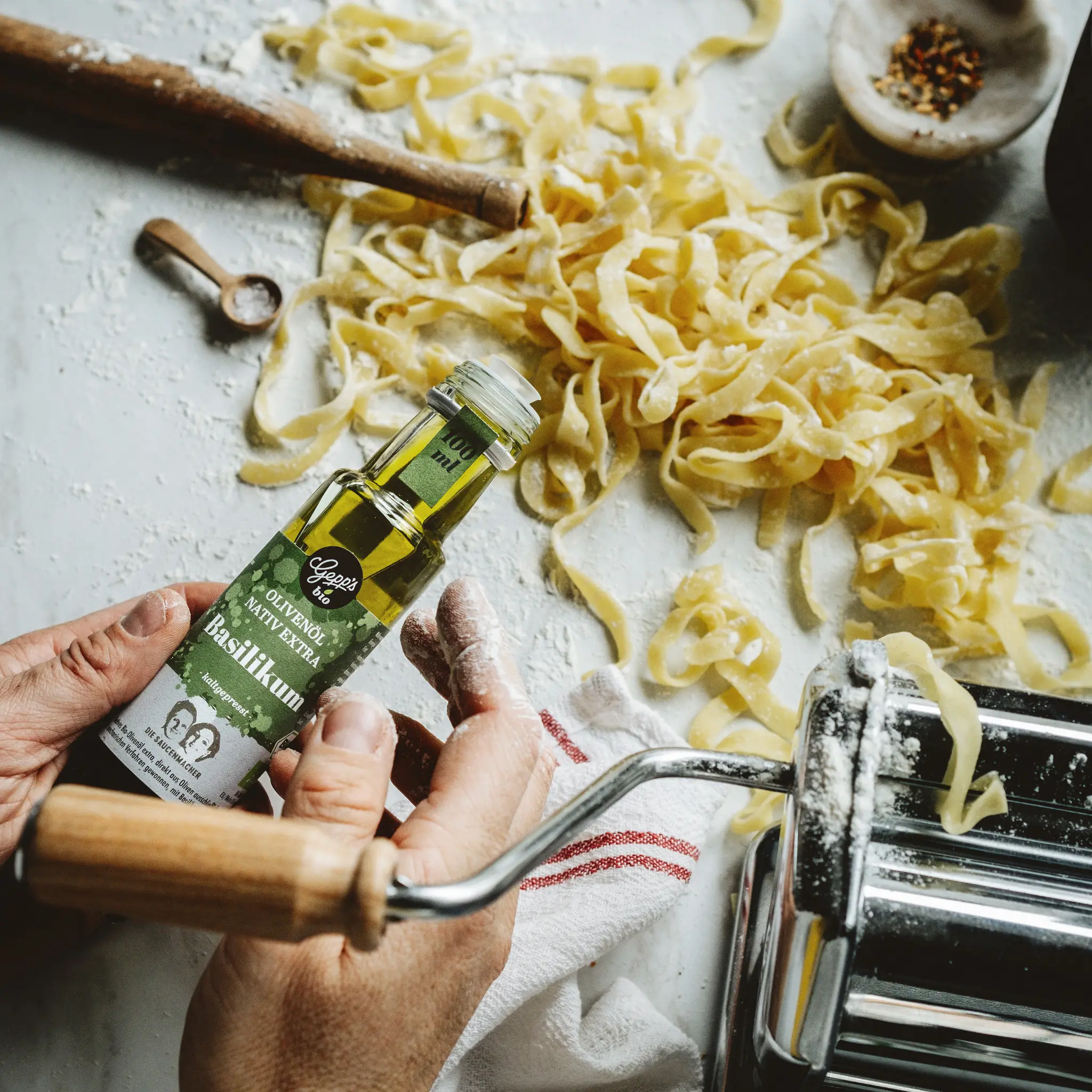 Frische Pasta mit Bio Olivenoel Basilikum