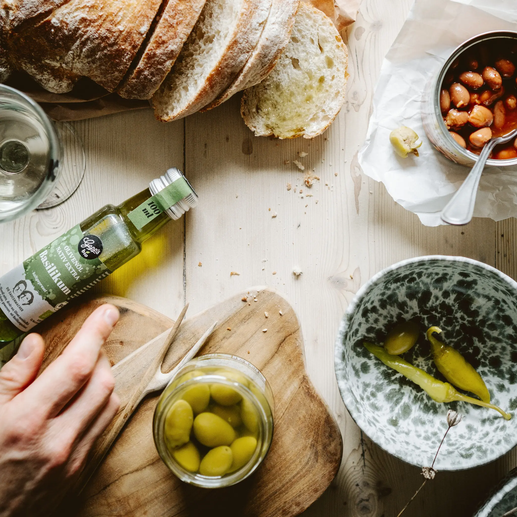Italienische Brotzeit mit Bio Olivenoel Basilikum