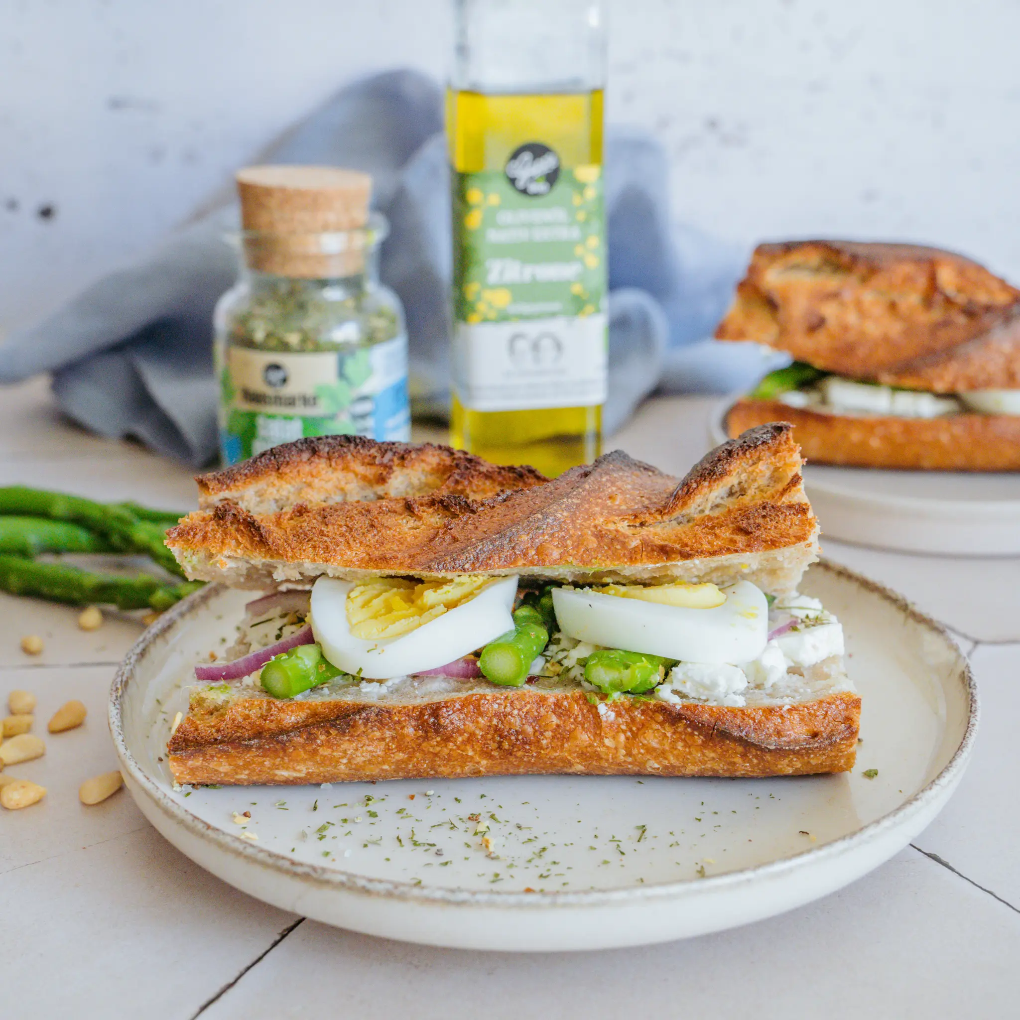 Belegtes Baguette mit Gemüse Ei und Bio Olivenoel Zitrone