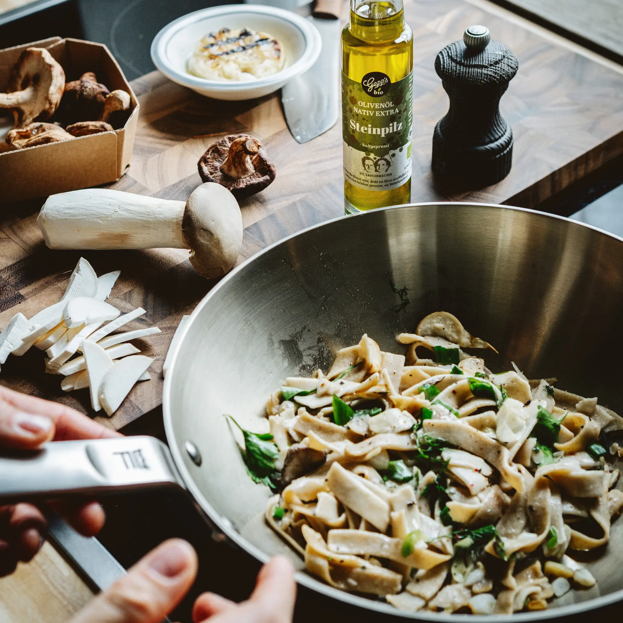 Pasta mit gemischten Pilzen und Bio Olivenoel Steinpilz