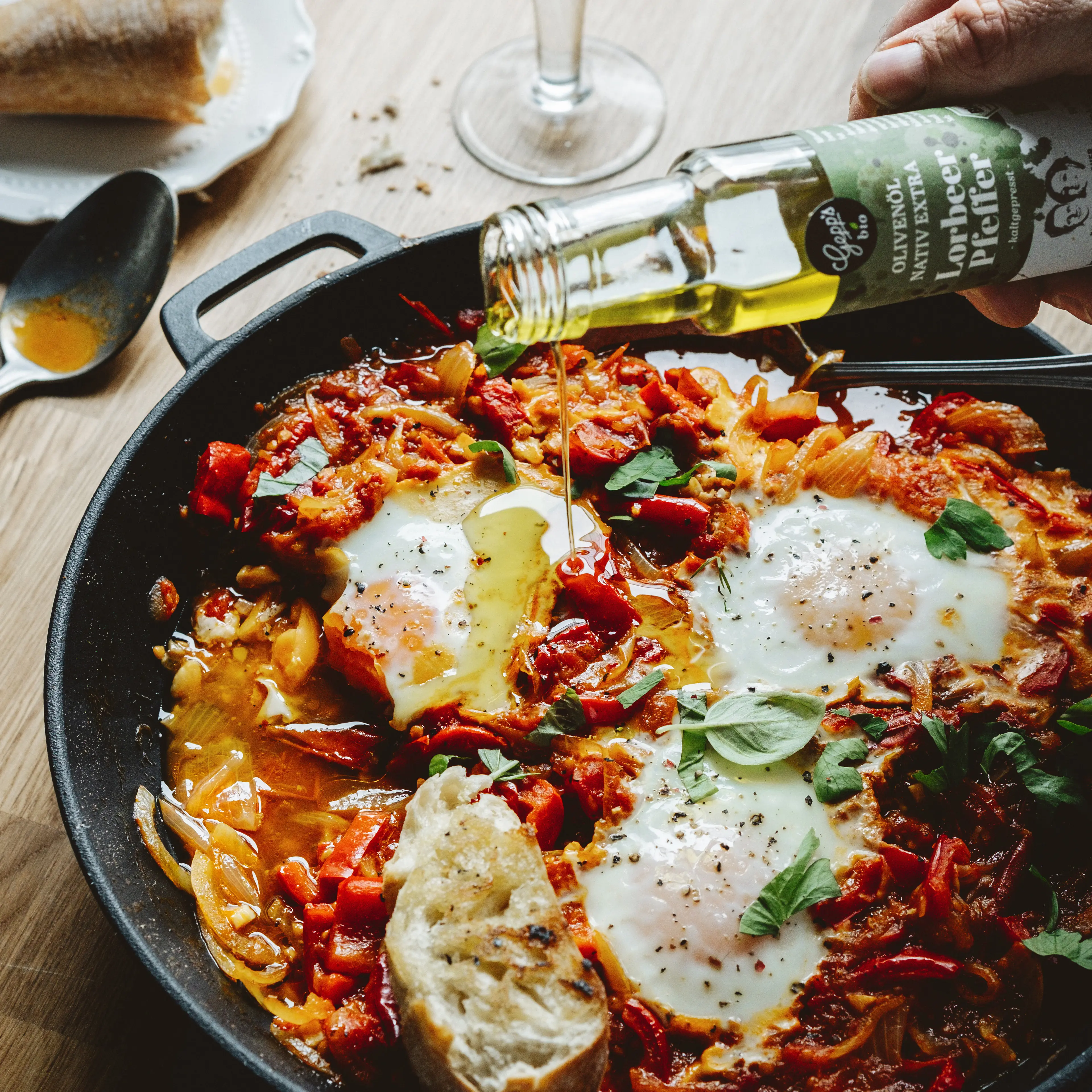 Geschmortes Gemuese mit pochierten Eiern und Bio Olivenoel Lorbeer Pfeffer