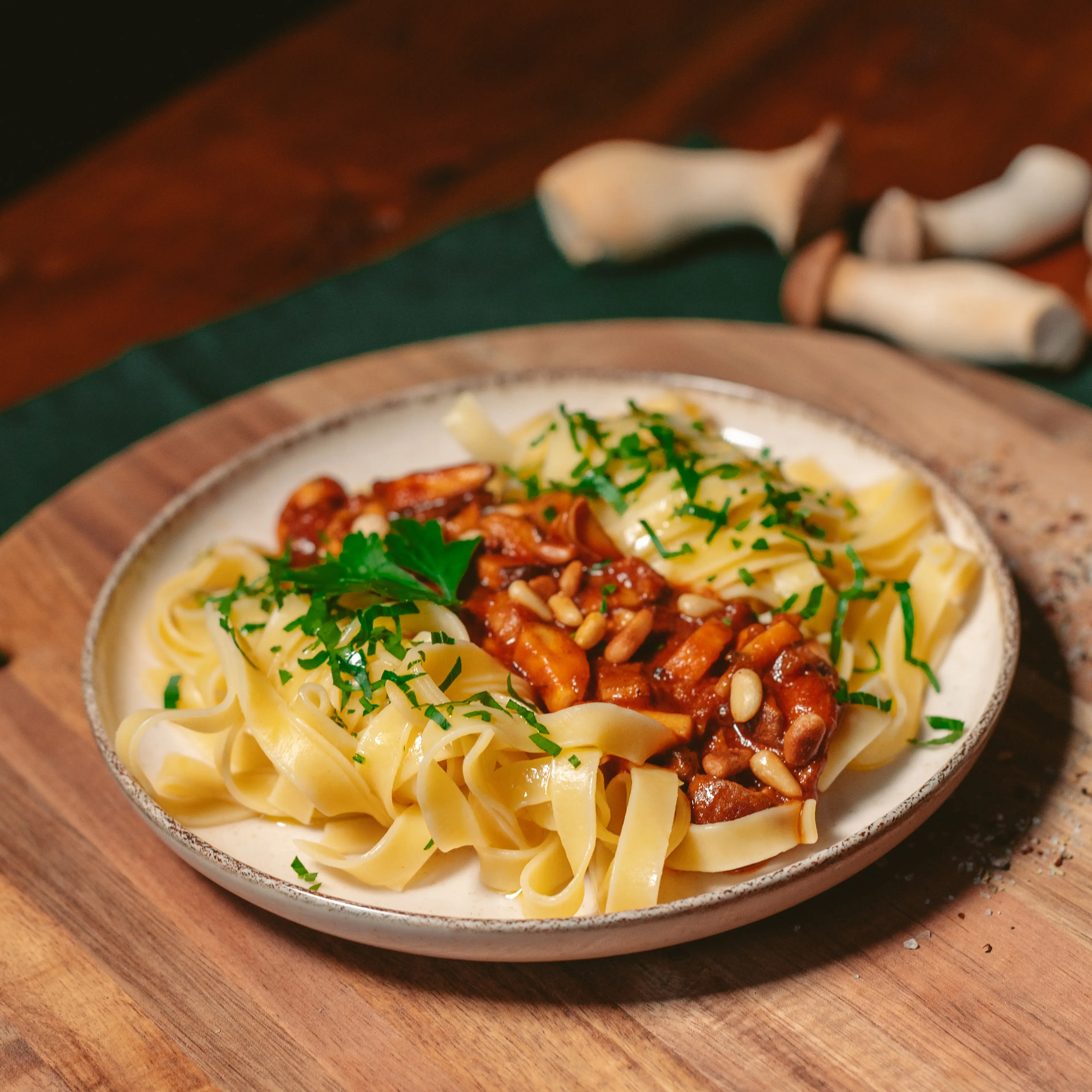 Pasta mit Tomatensauce und Bio Olivenoel Lorbeer Pfeffer