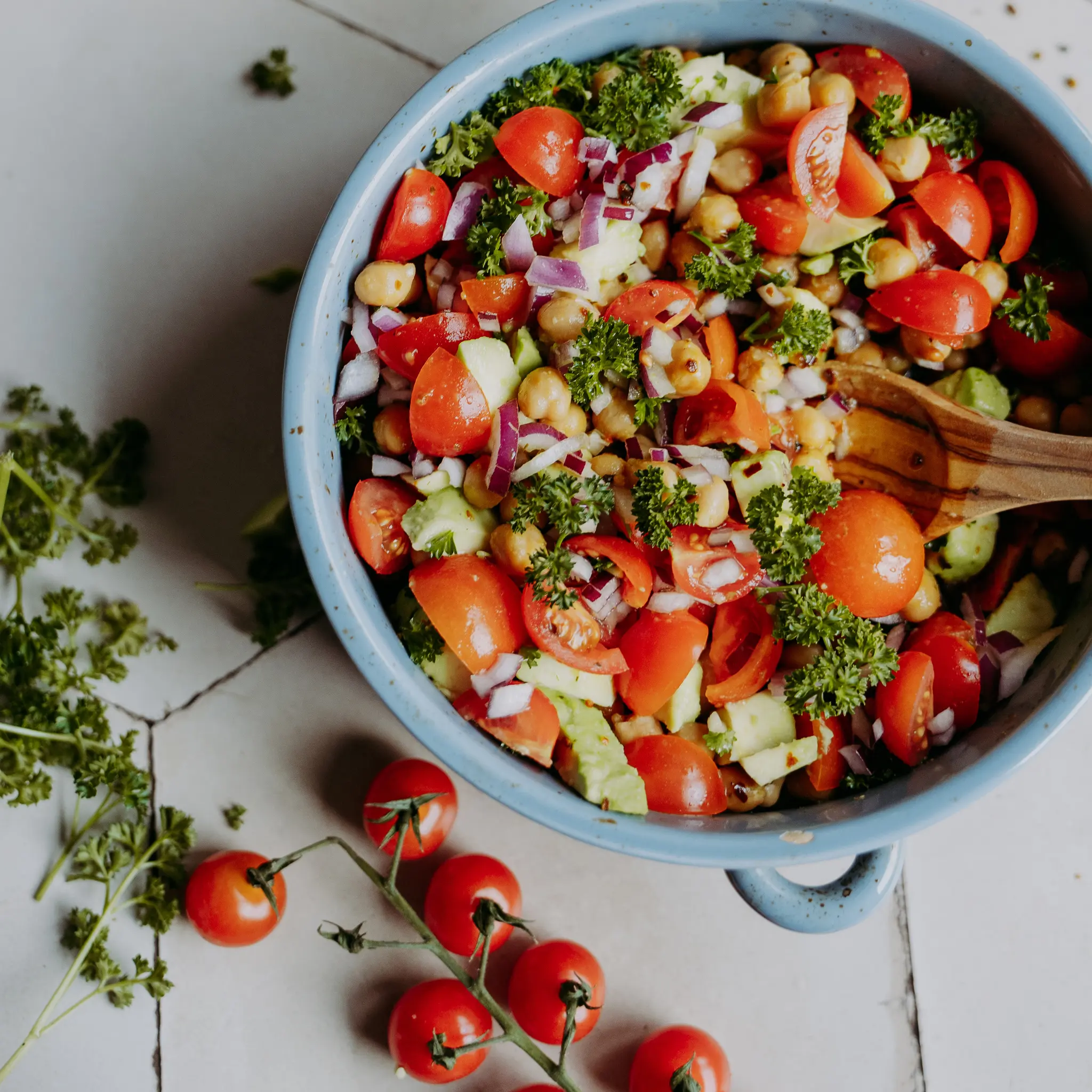 Kichererbsensalat zubereitet mit wuerzigem Ras El Hanout