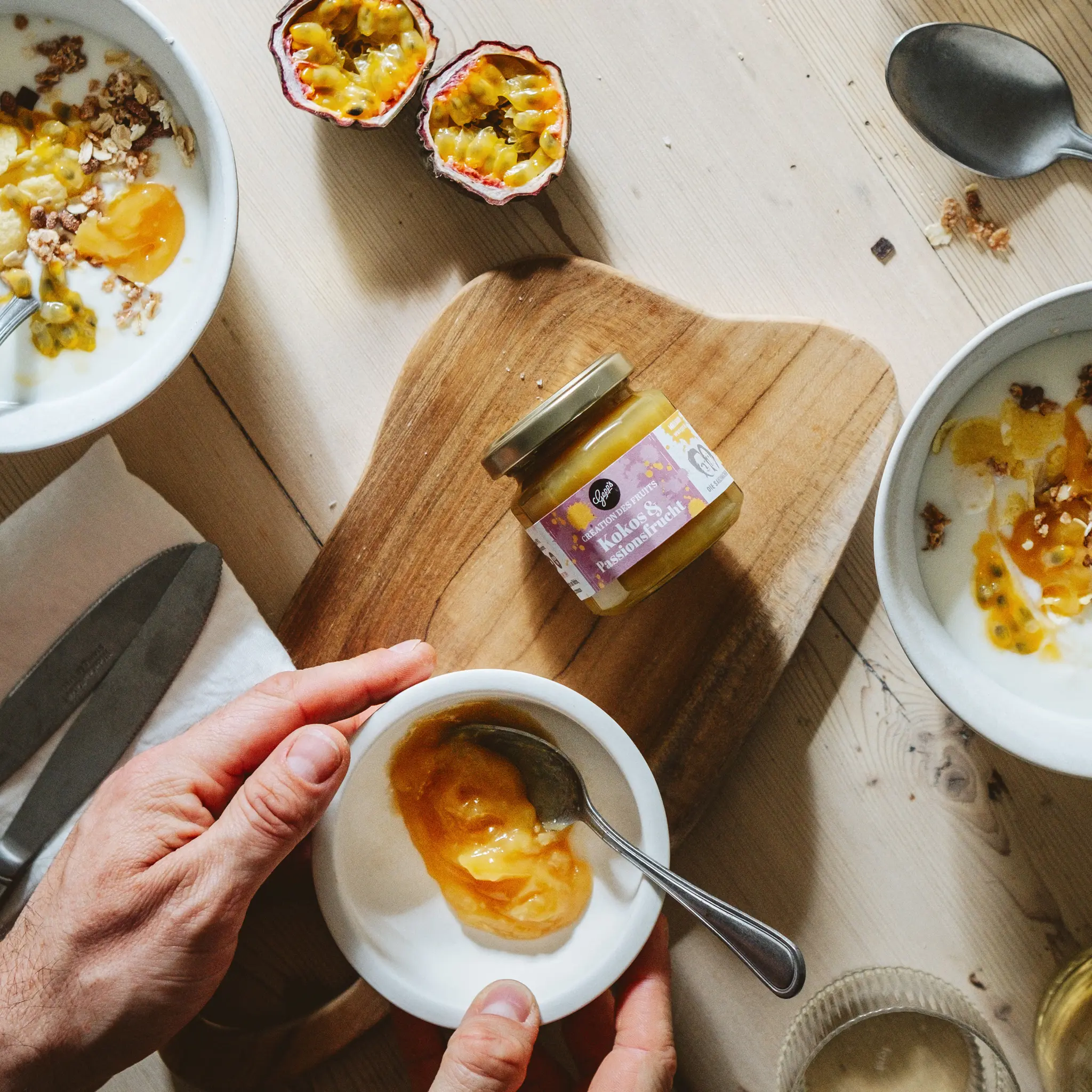 Naturjoghurt mit Granola und Fruchtaufstrich Kokos und Passionsfrucht