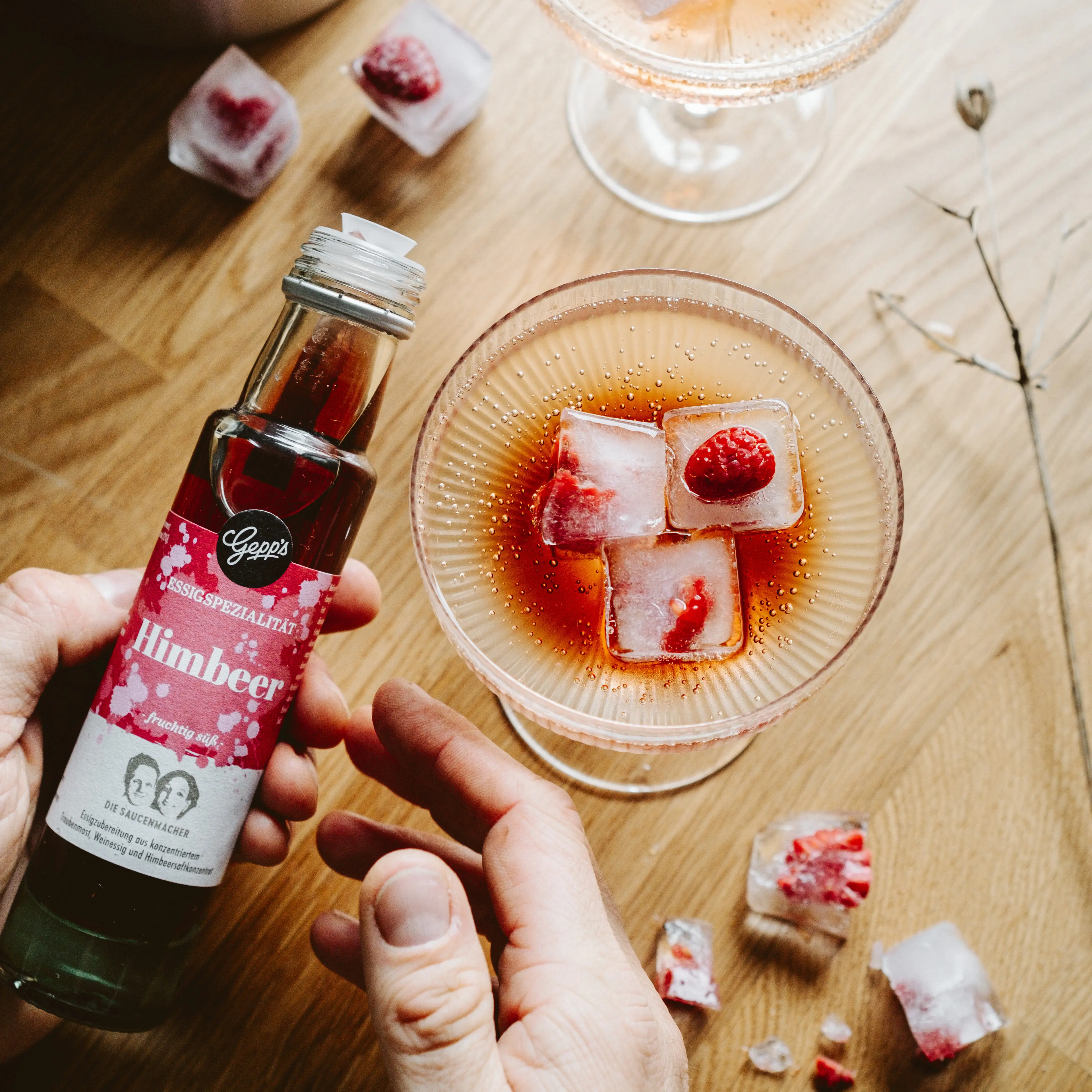 Essigzubereitung Himbeer als Aperitif auf Eis
