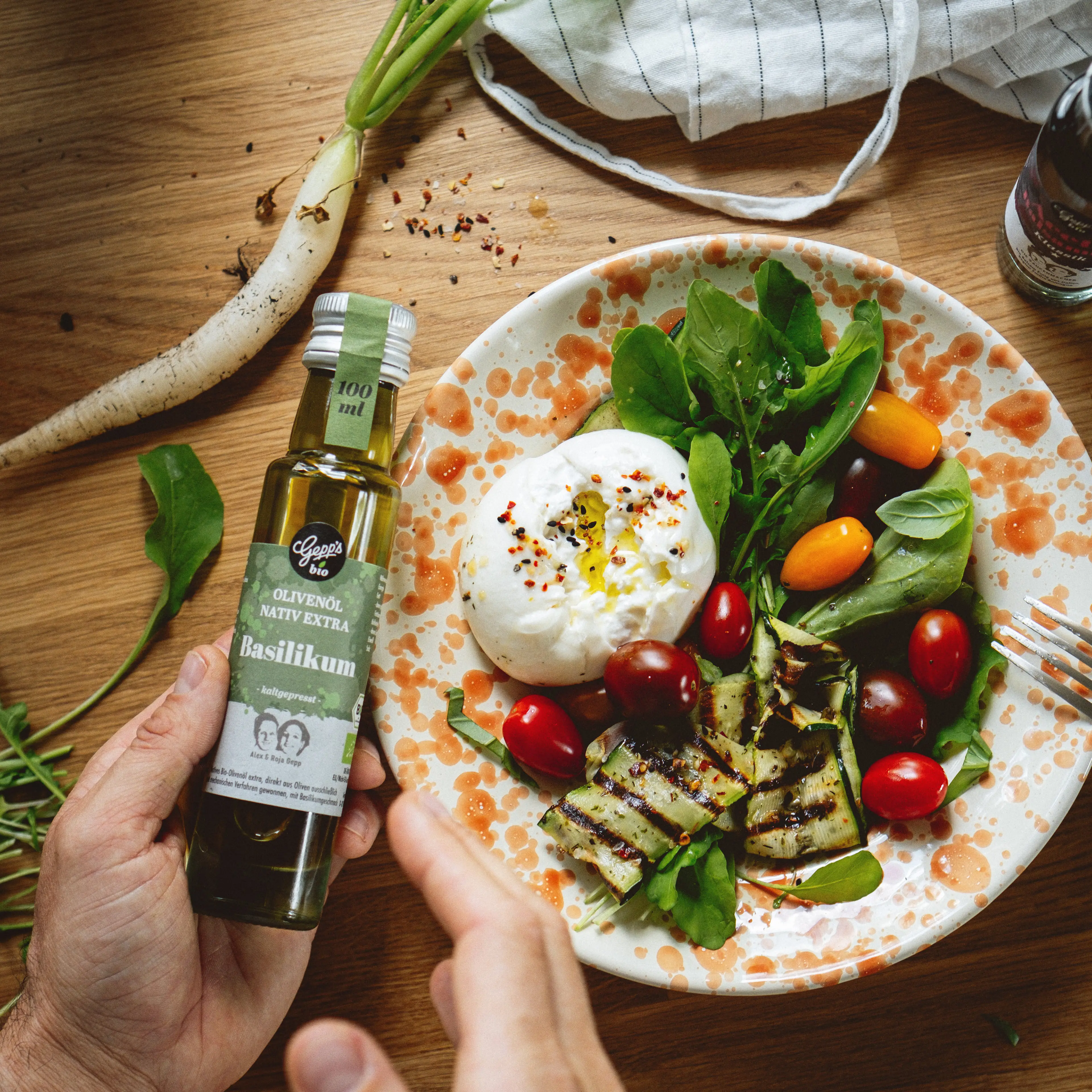 Burrata und Salat mit Olivenoel Basilikum