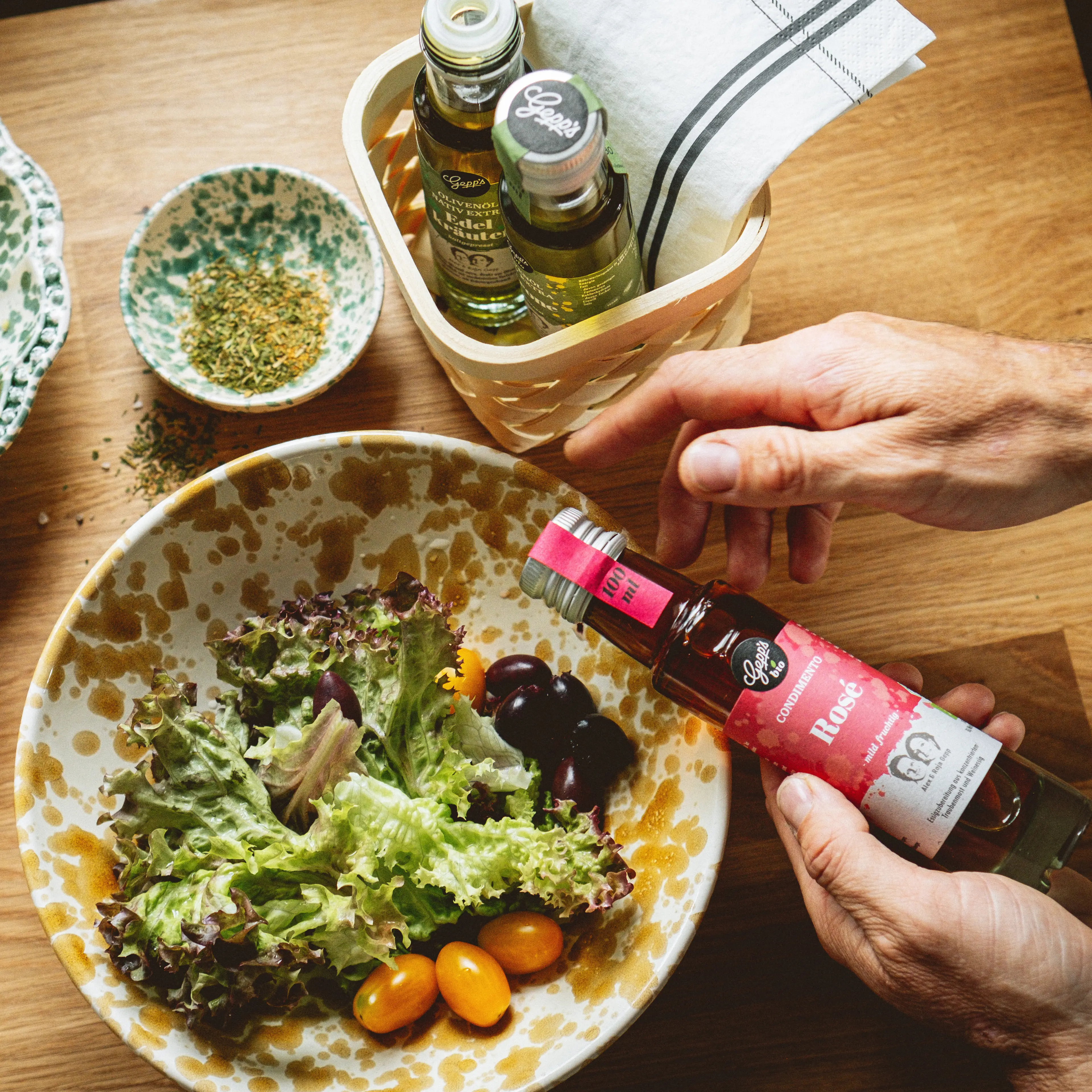 Bunter Salat mit Essigzubereitung Rose