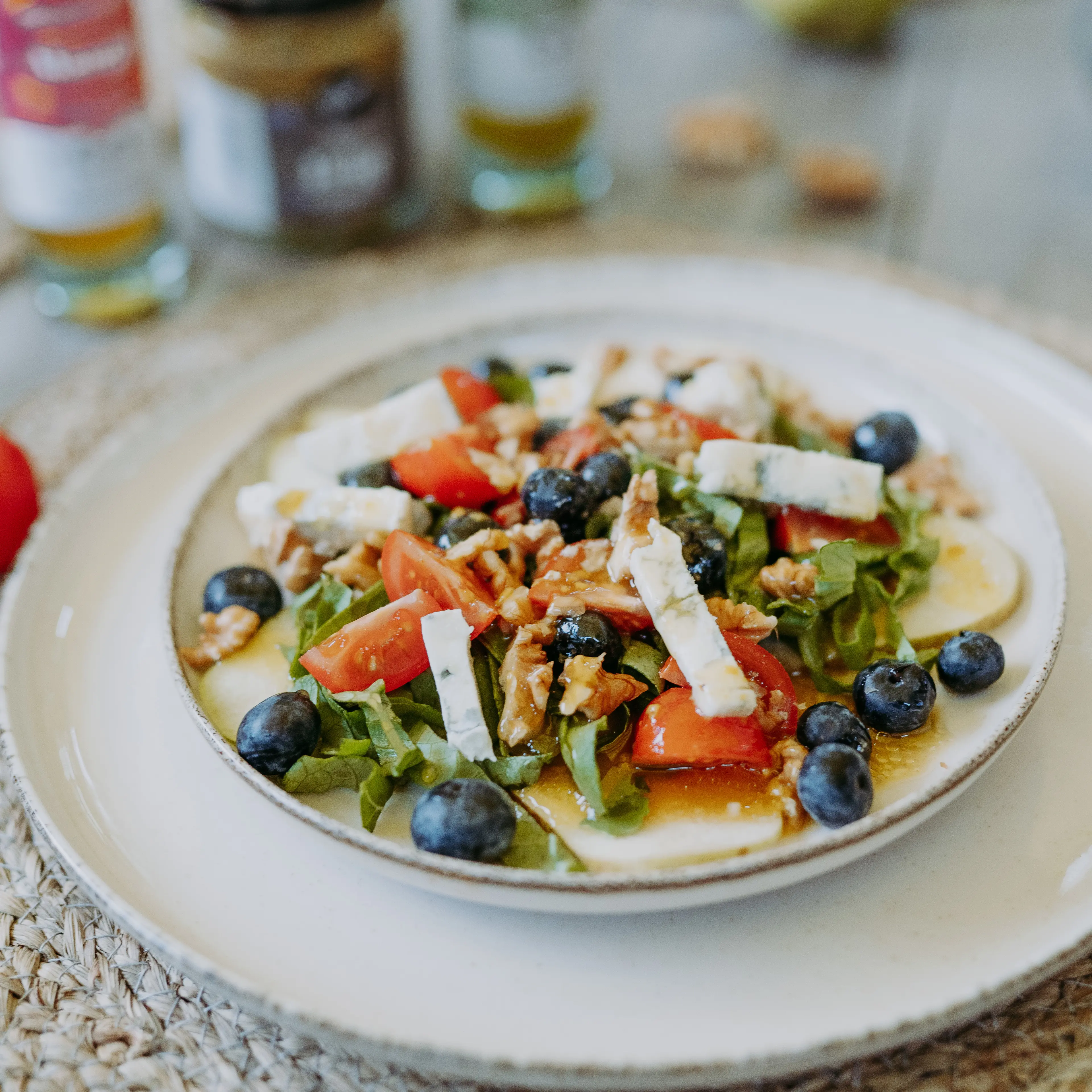 Bunter Salat mit Kaese und Essigzubereitung Marille
