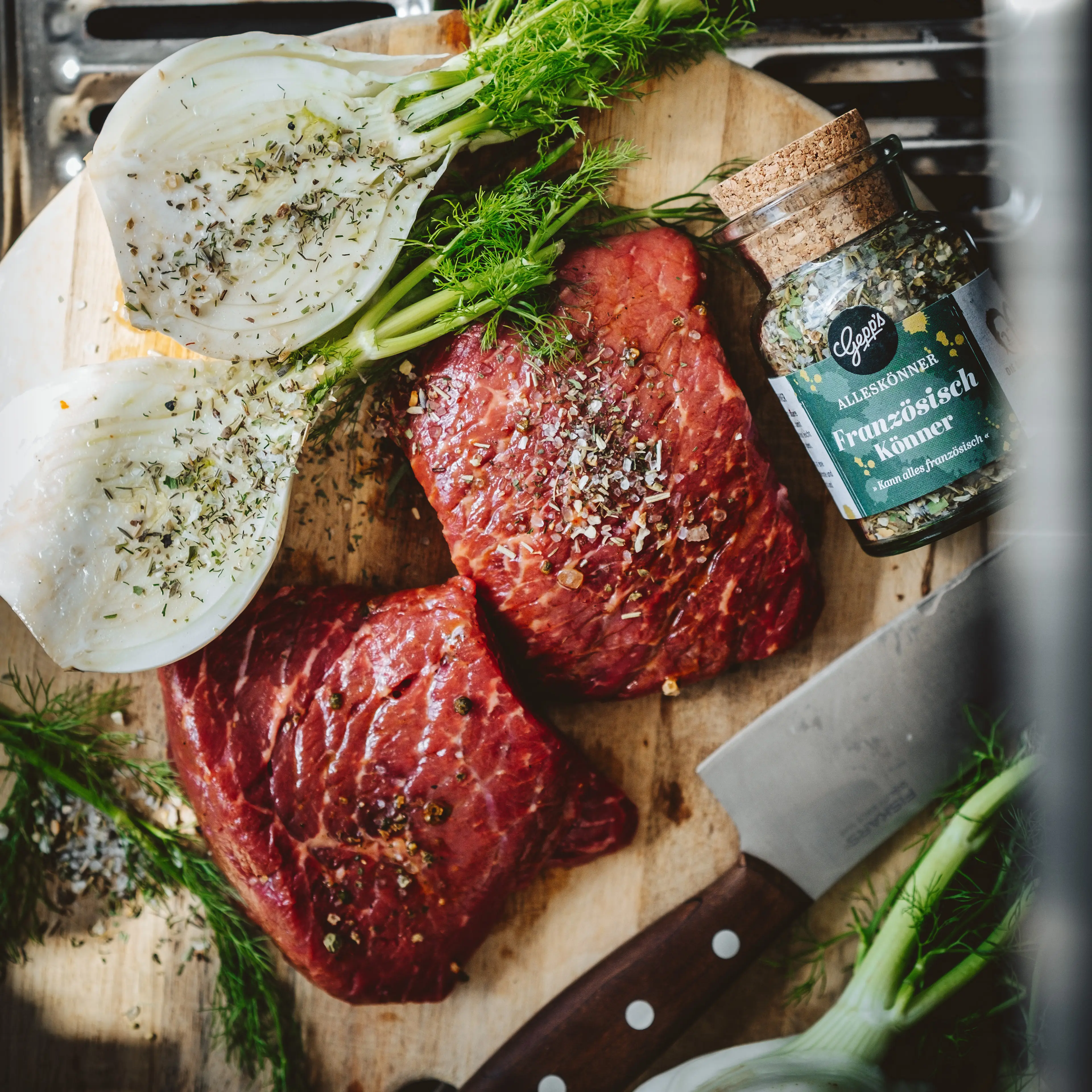 gewuerztes Grillfleisch und Fenchel