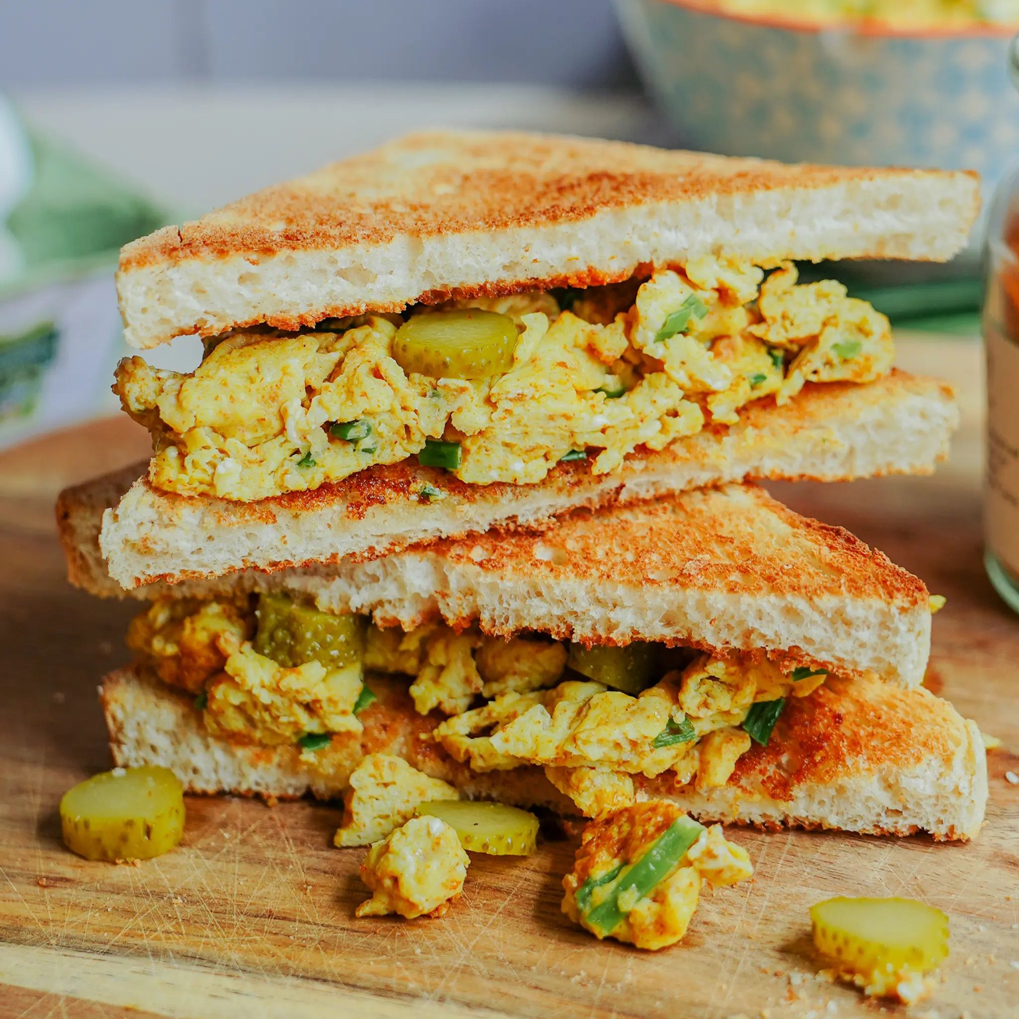 Ruehrei Sandwich mit Gurken