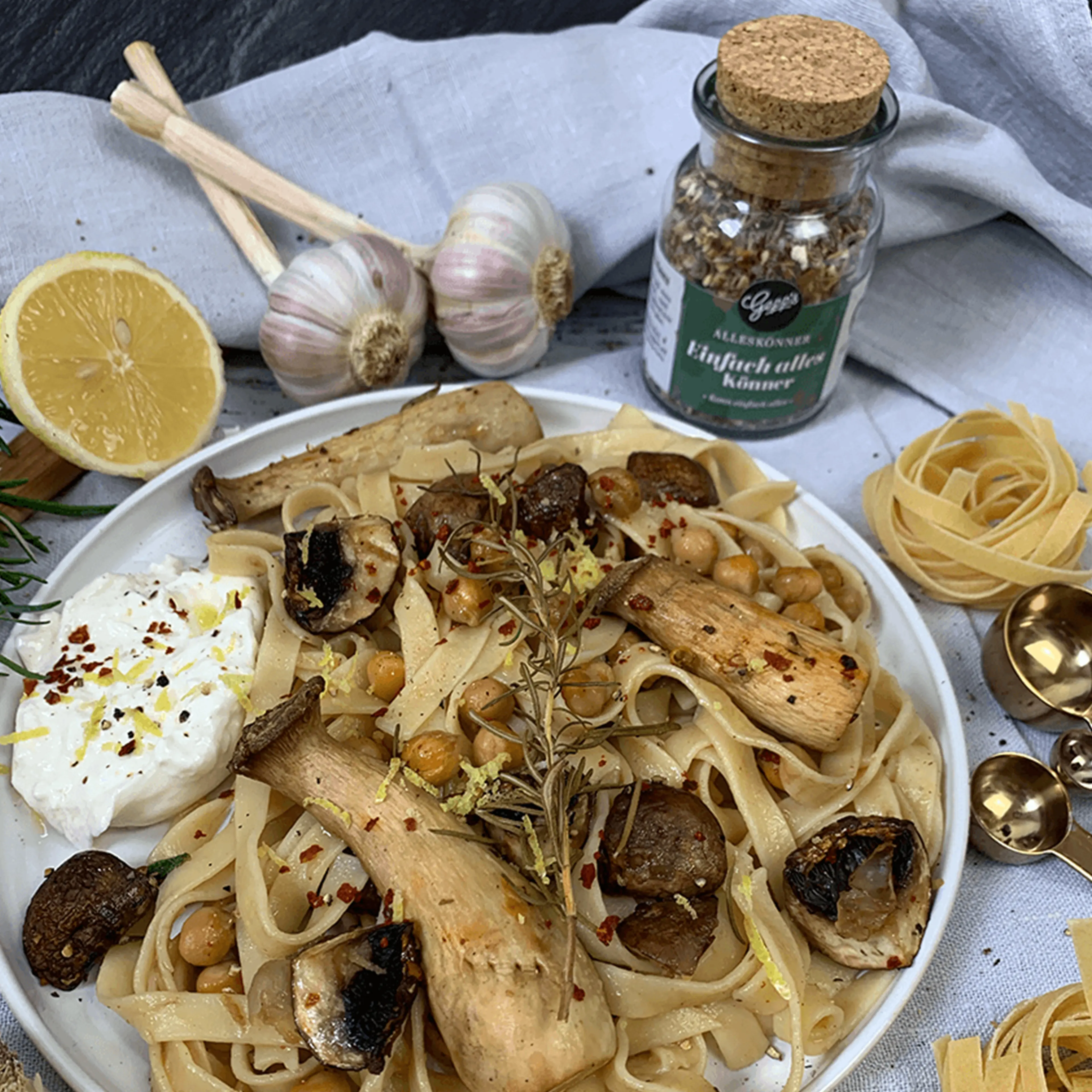 Pilznudeln mit Gewuerzsalz