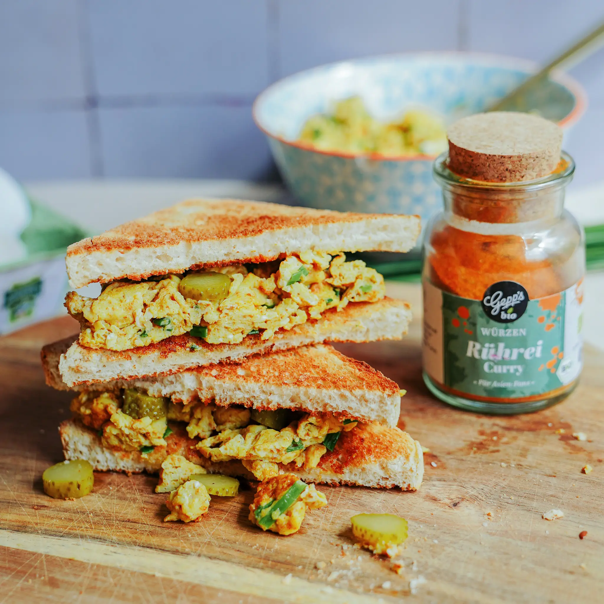 Sandwich mit Curry Ruehrei