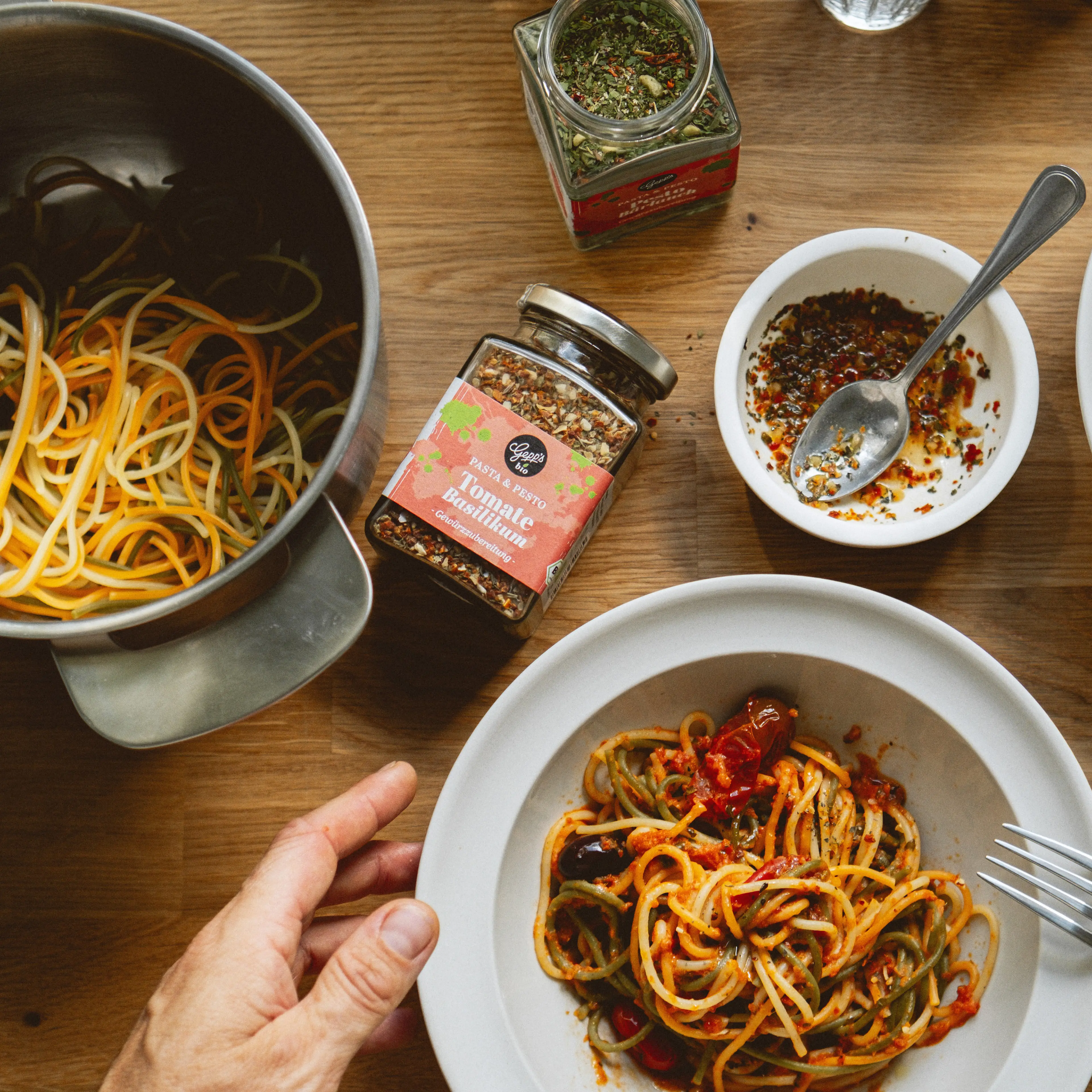 Koestliche Spaghetti mit Gewuerzmischung Tomate und Basilikum