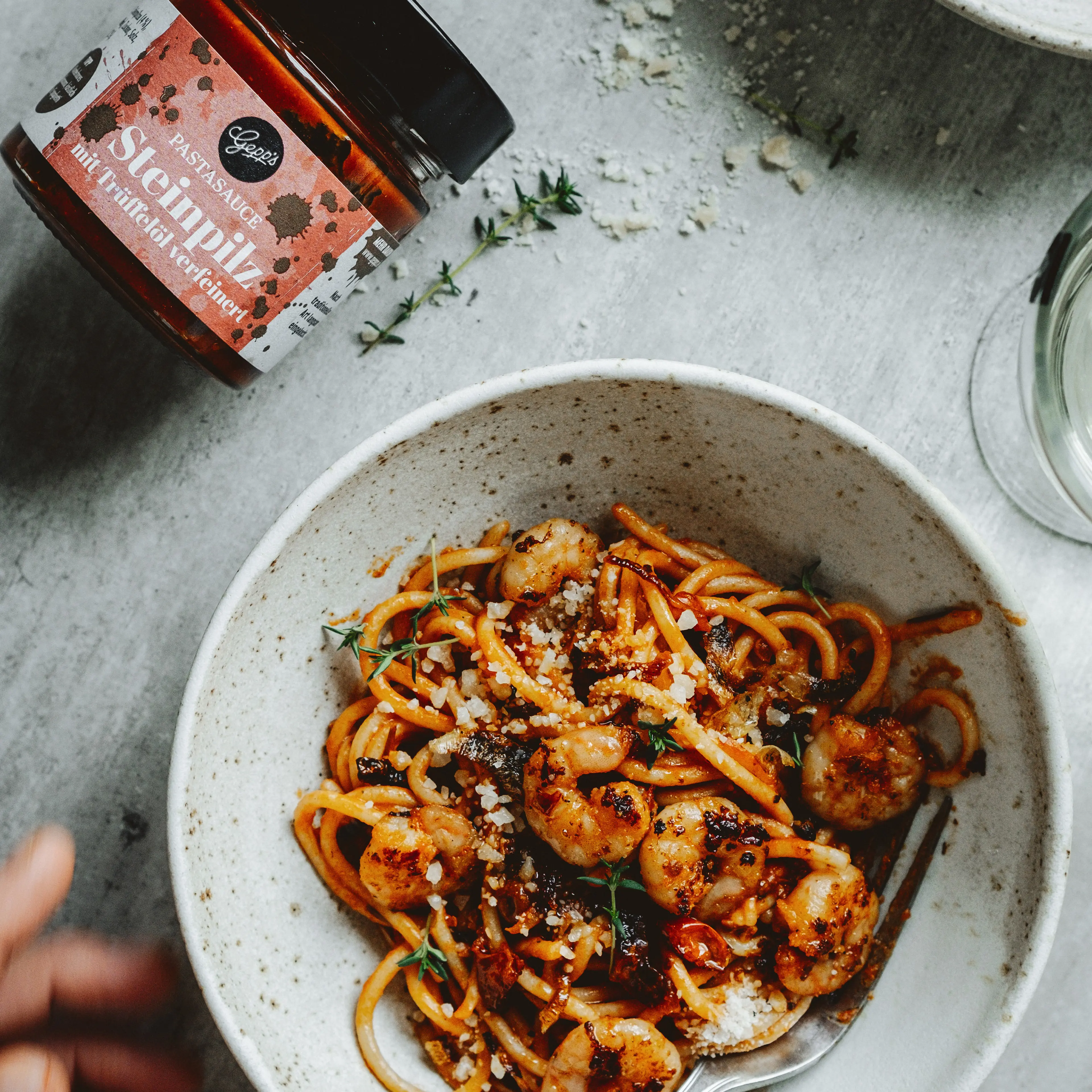 Spaghetti mit Meeresfruechten und Pastasauce Steinpilz und Trueffeloel