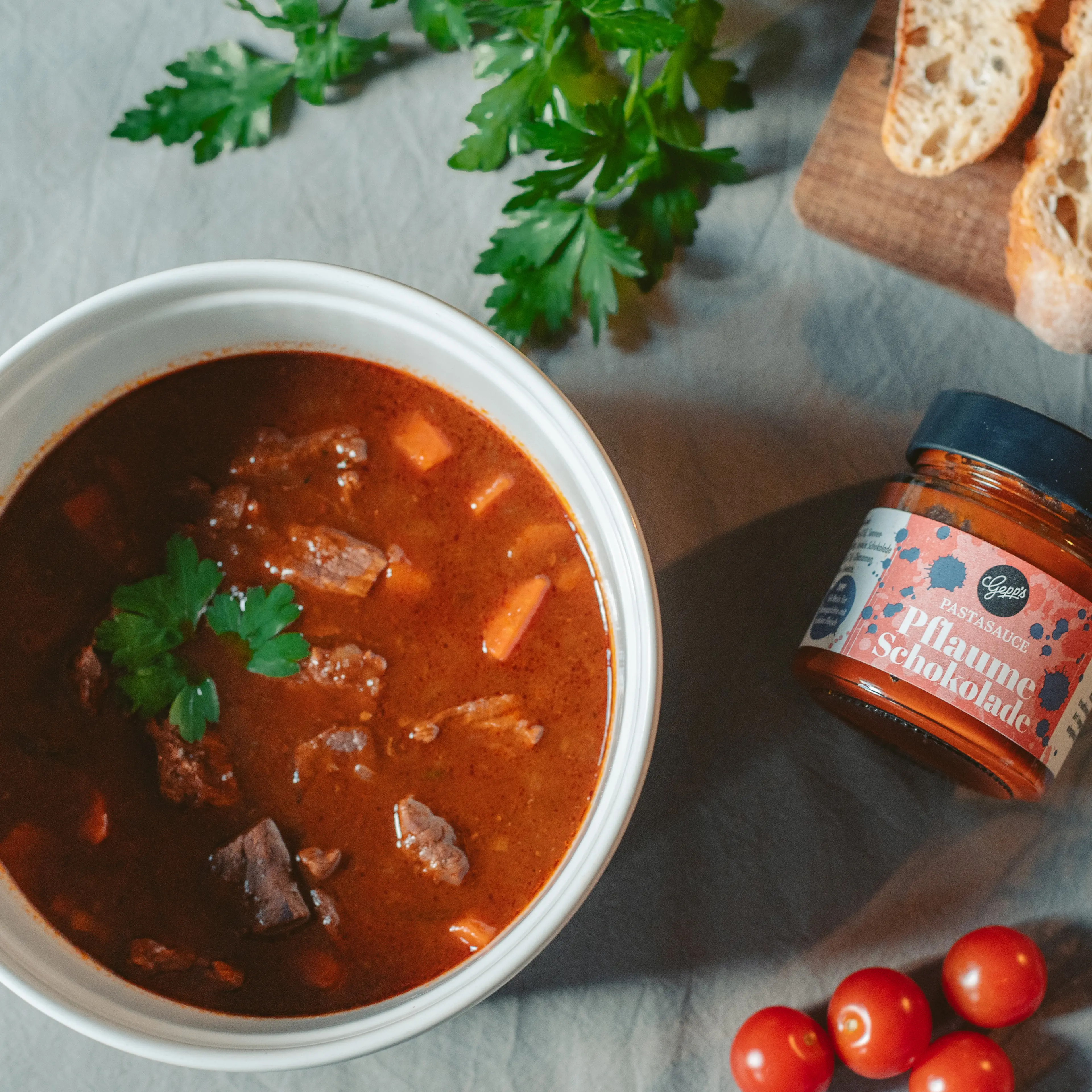 Herzhaftes Rinderragout mit Pastasauce Pflaume Schokolade