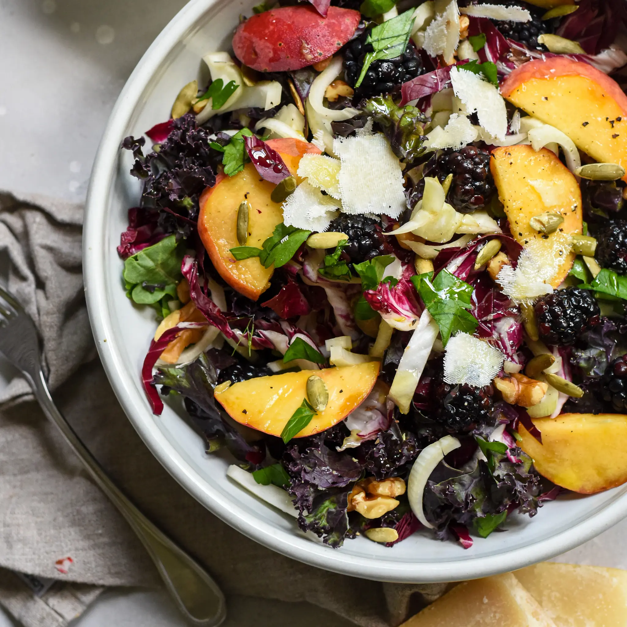 Brombeer Balsamico Honig Sauce auf Salat
