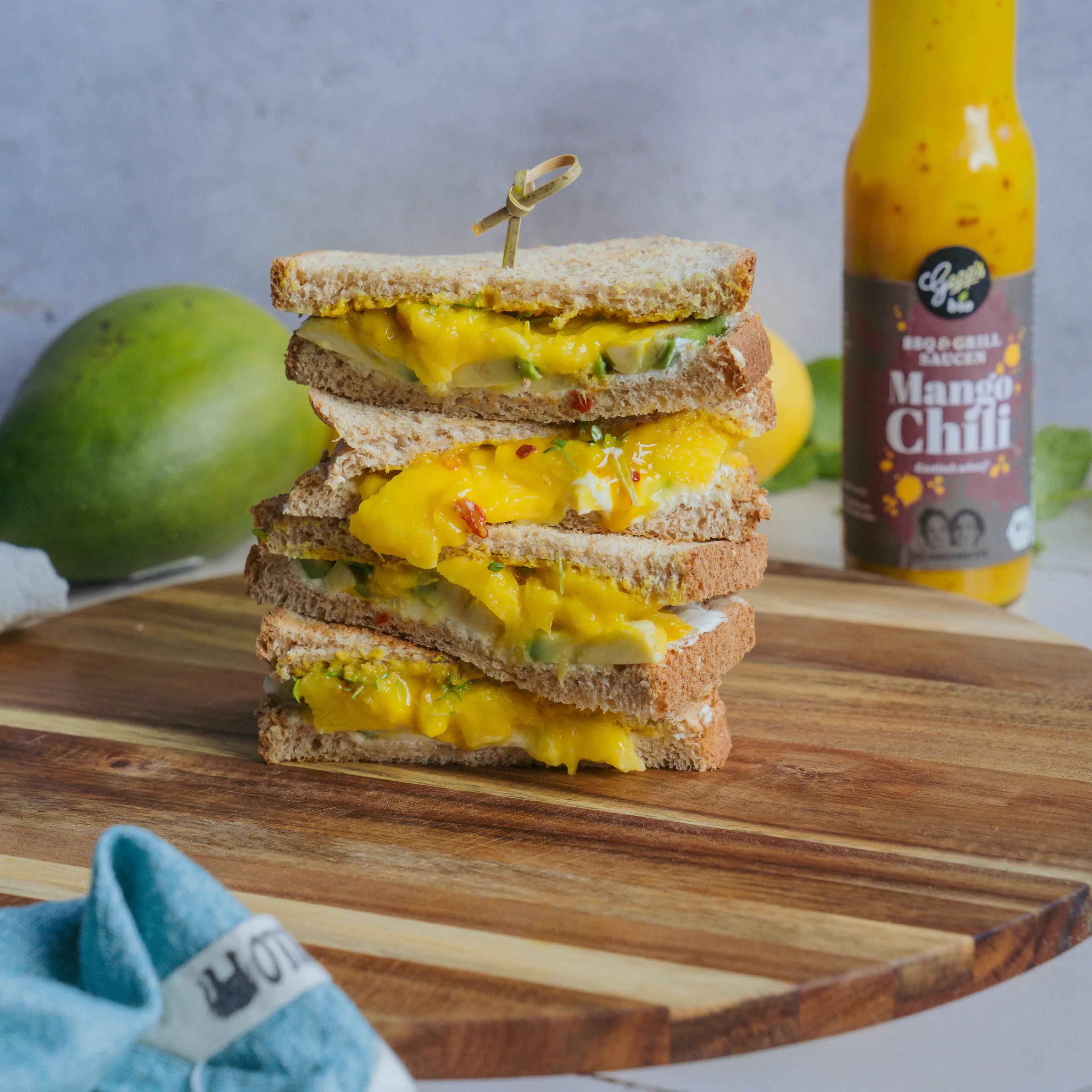 Fruchtiges Sandwich mit Mango Chili Sauce