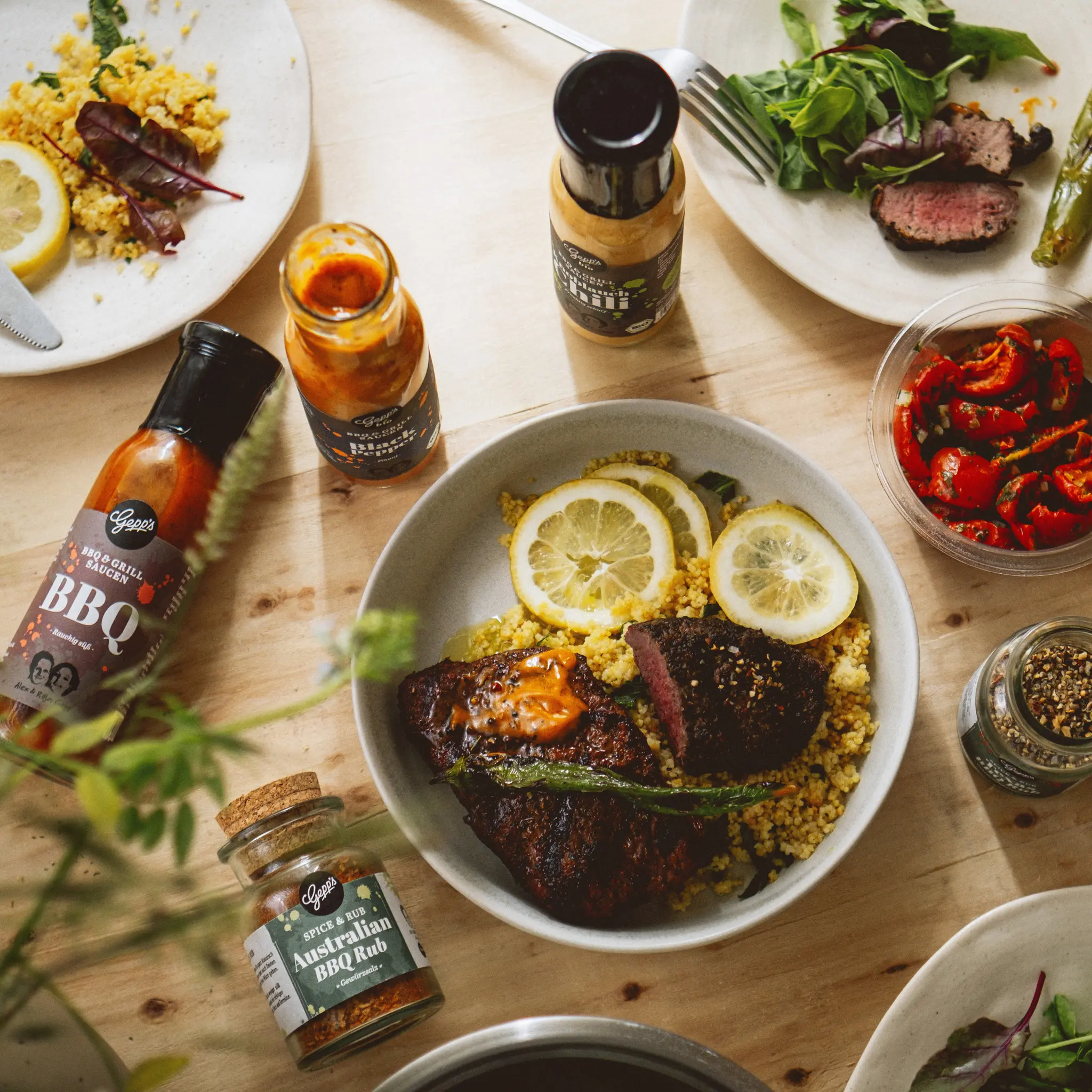 Grillfleisch auf Couscous mit BBQ Saucen