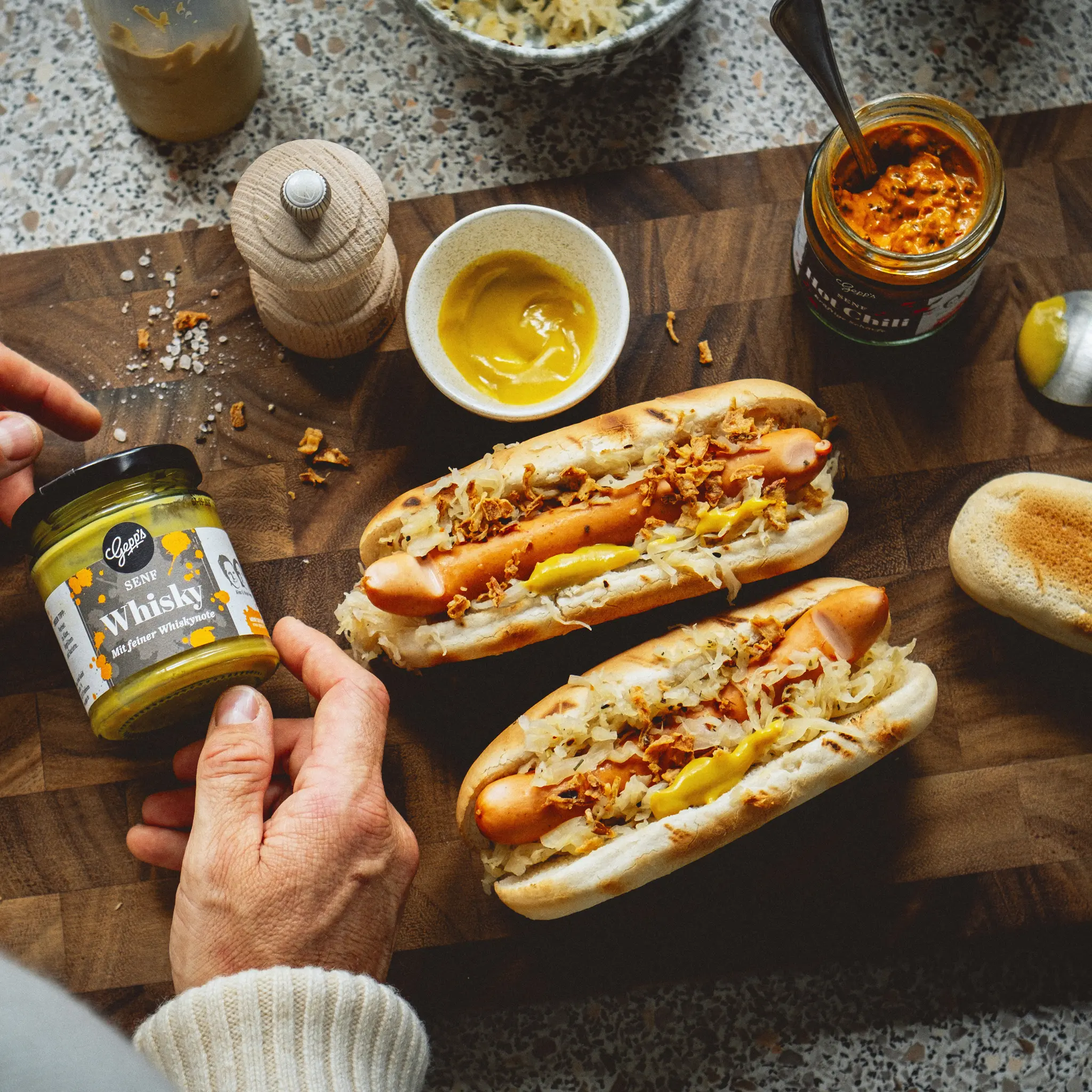 Hot Dogs mit Hot Chili Senf