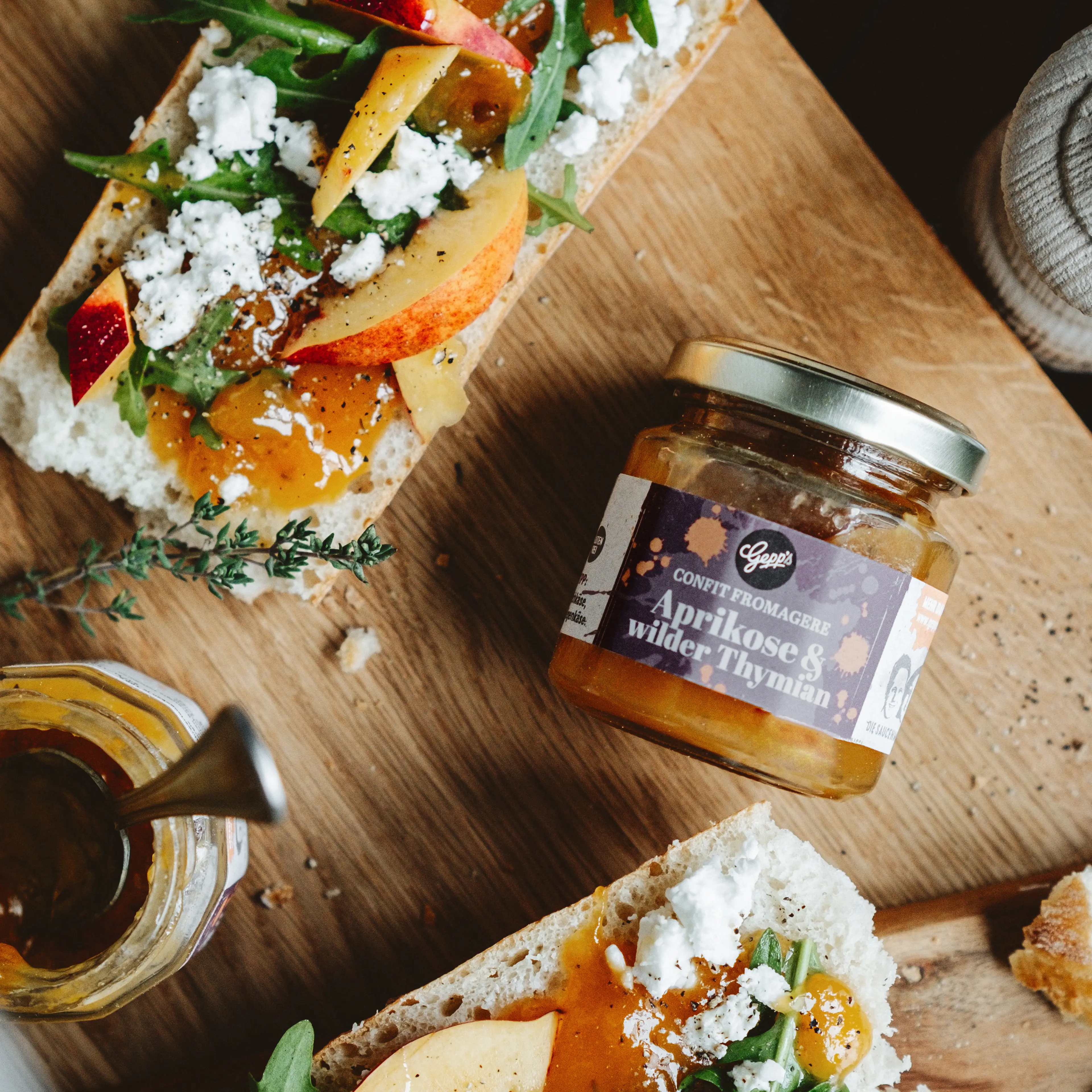 Koestlich belegtes Ziegenkaese Baguette mit Confit Aprikose und wilder Thymian