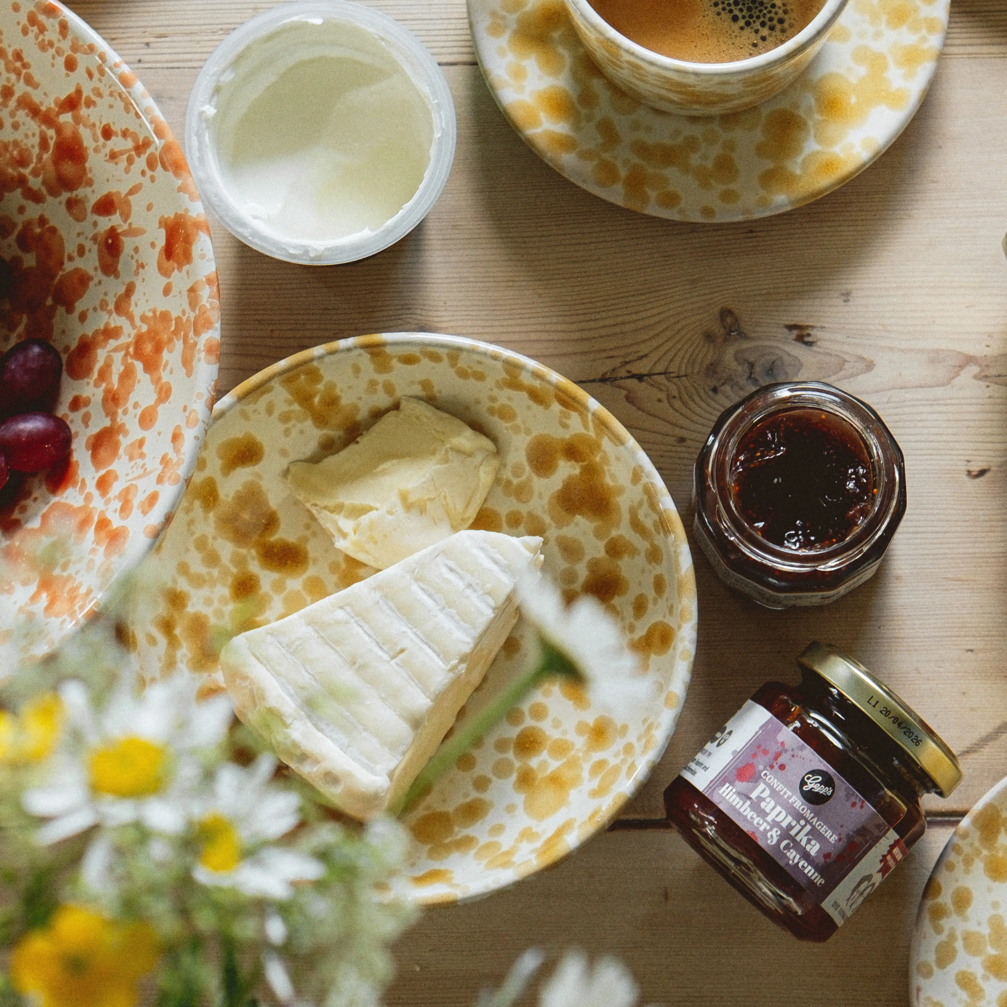 Confit Paprika Himbeer und Cayenne zu cremigem Camembert